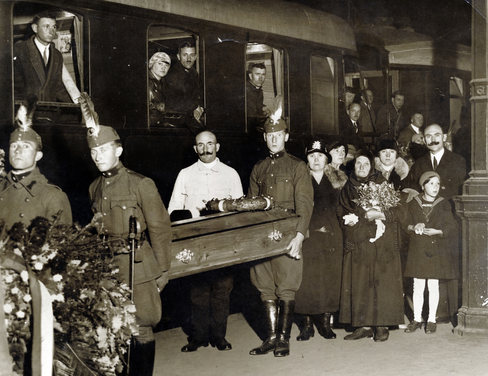 Hungary, Budapest VIII., Keleti pályaudvar, a felvétel az első világháború alatt Olaszországban elesett magyar katonák földi maradványainak ünnepélyes hazahozatalakor készült., 1929, Váradi Judit, Budapest, wreath, feather, sword, train station, Fortepan #163084