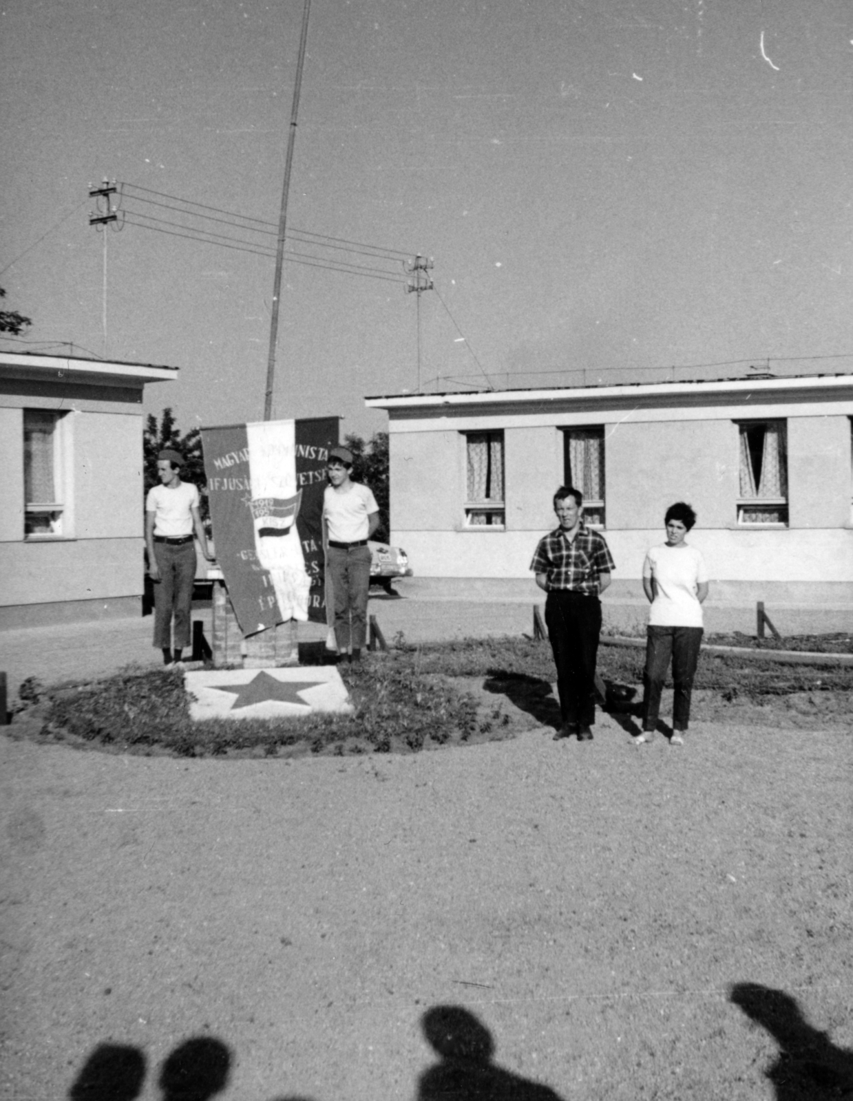 Hungary, Kunfehértó, a budapesti Varga Katalin Gimnázium Geisler Eta önkéntes ifjúsági építőtábora., 1970, A R, flag, Red Star, engineering camp, flag raising, Fortepan #163130