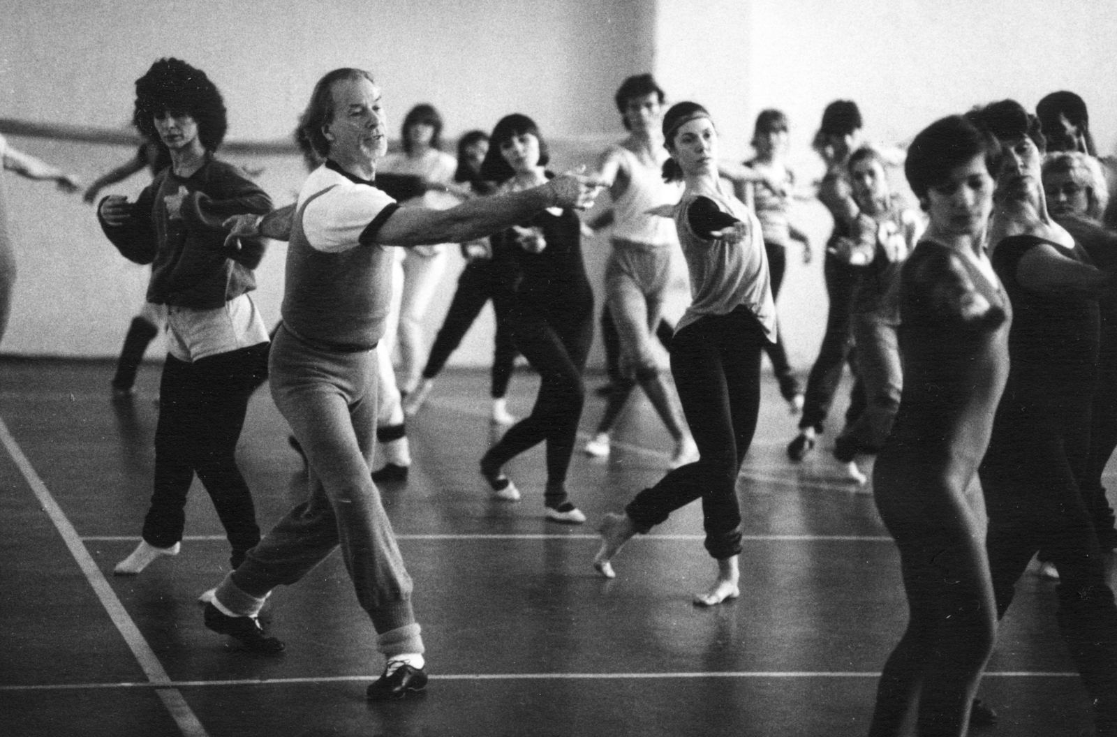Hungary, Budapest XIII., XIII. Pannóniai (Rajk László) utca 88., a Kék Általános Iskola tornaterme. II. Budapesti Téli Tánctanfolyam, balra Matt Mattox amerikai balett-táncos a jazzóra vezetője., 1985, Budapest Tánciskola Archívuma, Budapest, Fortepan #163143