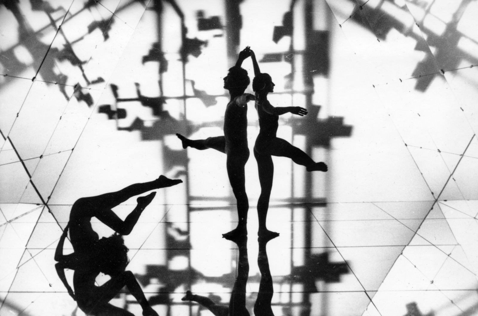 Magyarország, Budapest XIV., Műcsarnok, Tánc a tükörprizmában (Performansz Nicolas Schöffer “Vizuális művek és hangstruktúrák” című kiállításán / mozgás-installáció) Balázs Mari, Kálmán Ferenc, Fincza Erika., 1982, Budapest Tánciskola Archívuma, Járday György, Budapest, sziluett, Fortepan #163164