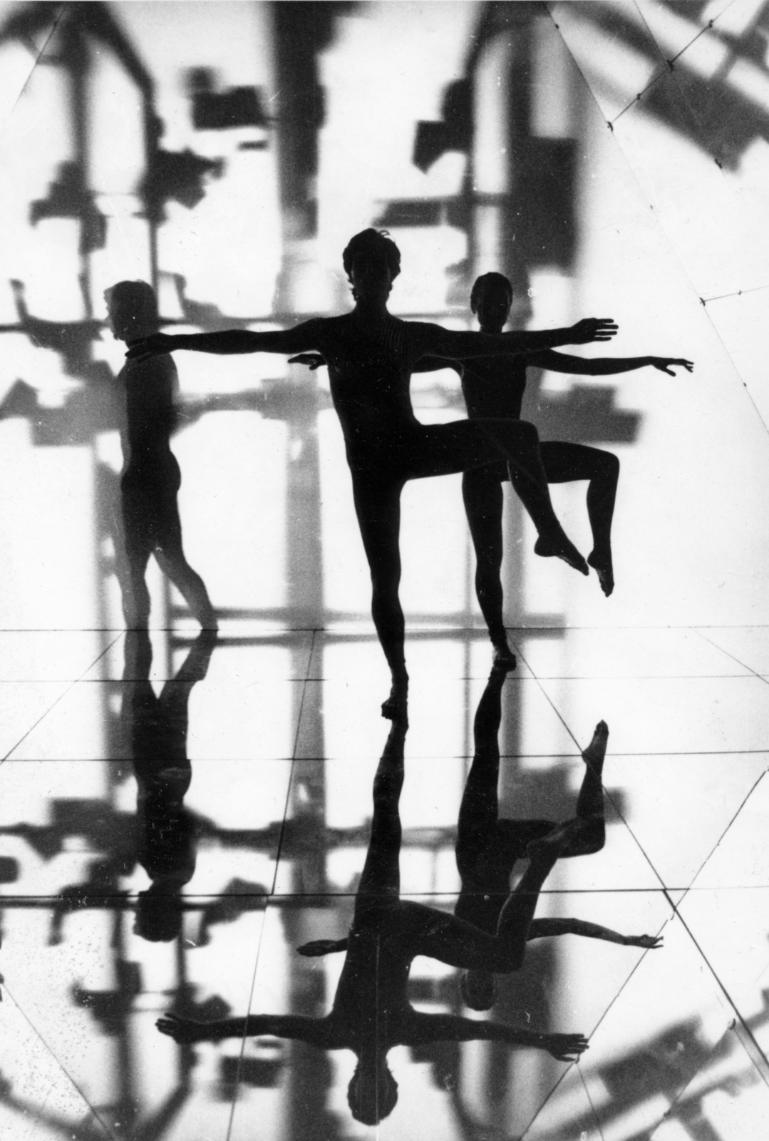 Hungary, Budapest XIV., Műcsarnok, Tánc a tükörprizmában (Performansz Nicolas Schöffer “Vizuális művek és hangstruktúrák” című kiállításán / mozgás-installáció)., 1982, Budapest Tánciskola Archívuma, Budapest, Fortepan #163167