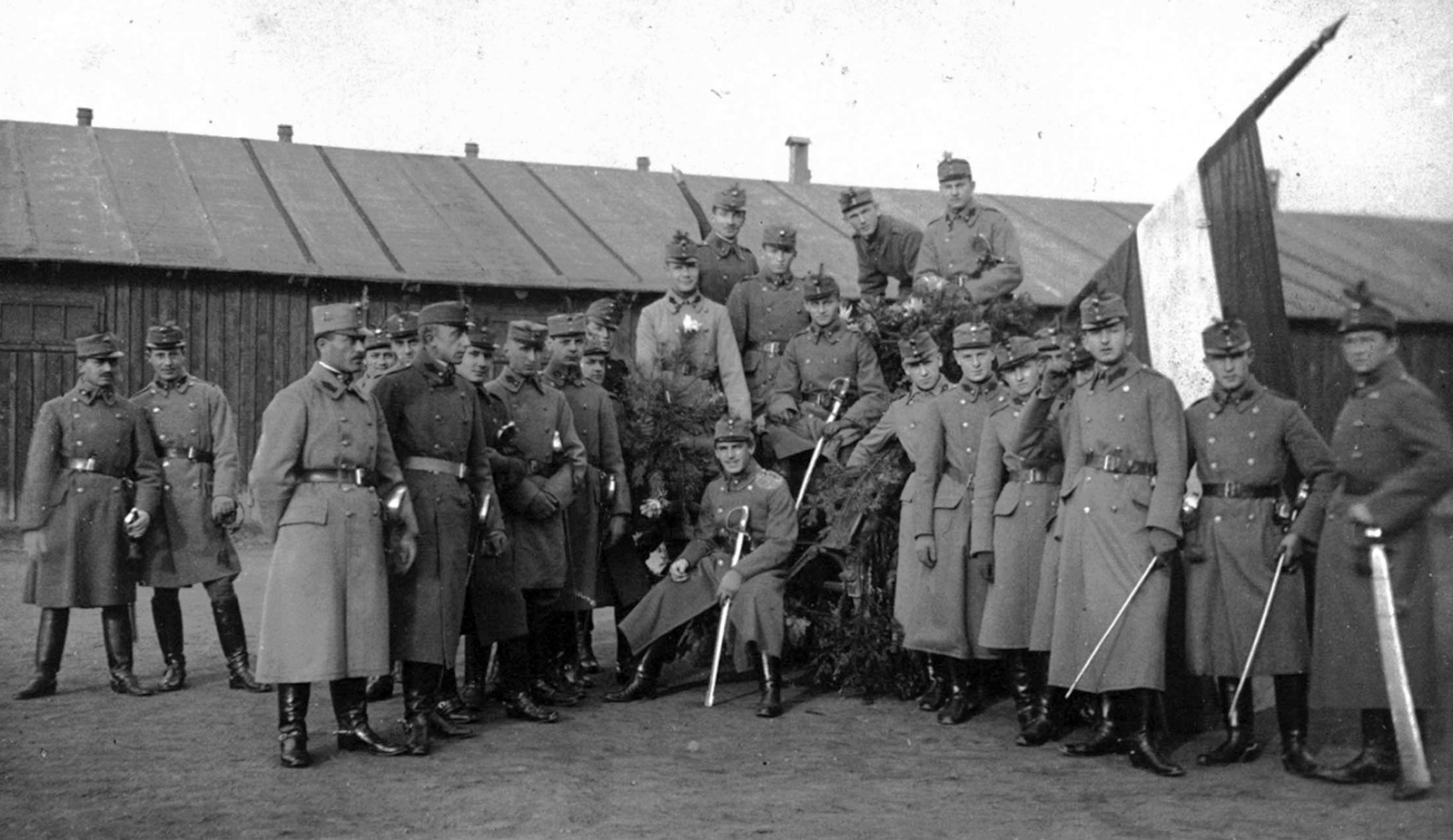 1917, Wein Sarolta, első világháború, egyenruha, zászló, csoportkép, férfiak, katona, kard, katonai tábor, terpeszülés, Fortepan #16318
