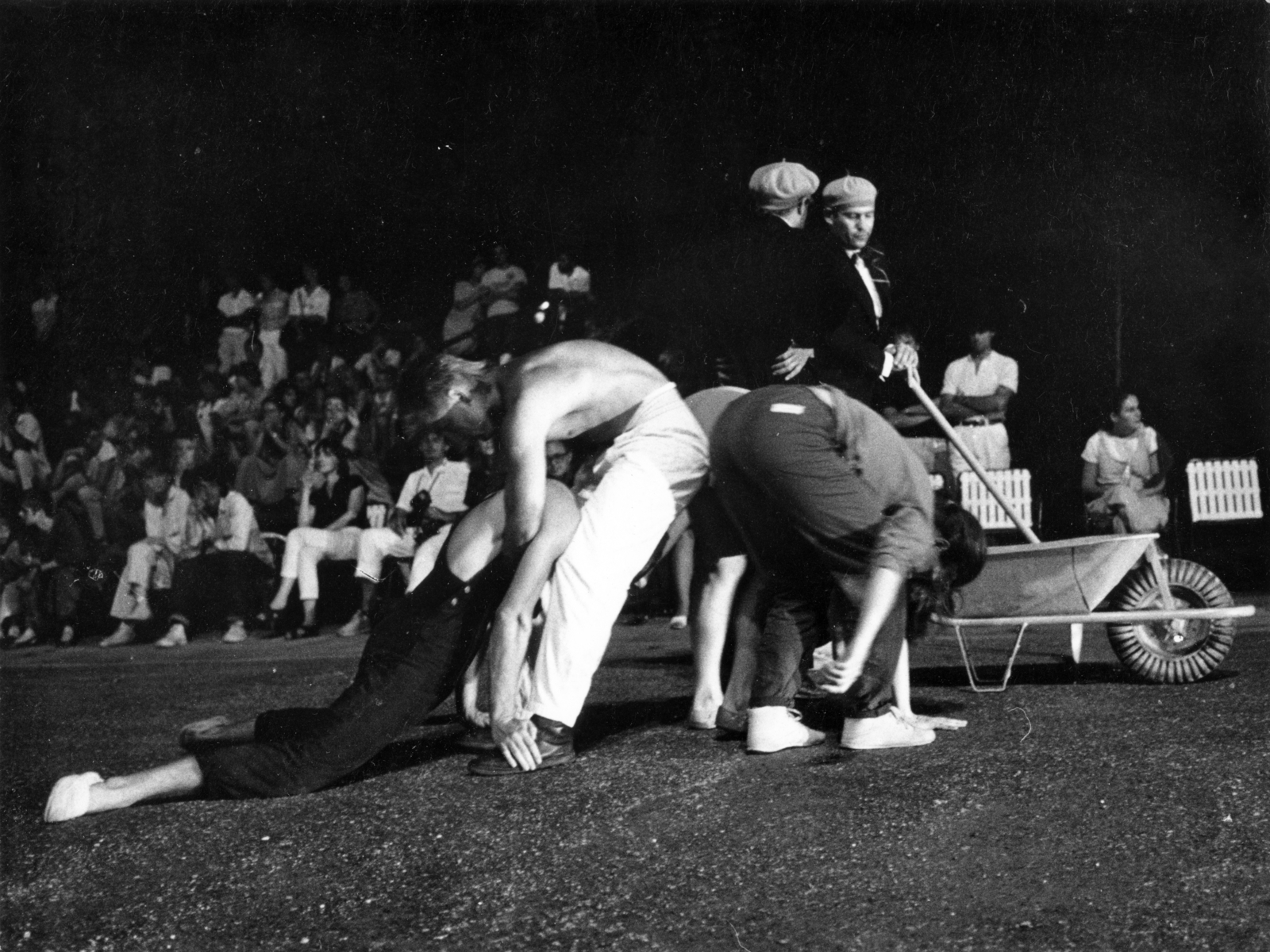 Hungary, Budapest XIV., a Petőfi Csarnok előtti sétány, ÚT - a III. Budapesti Nyári Tánctanfolyam megnyitó performansza 1986. július 27-én. Jobb szélen áll Rókás László pantomimes., 1986, Budapest Tánciskola Archívuma, Budapest, Fortepan #163188
