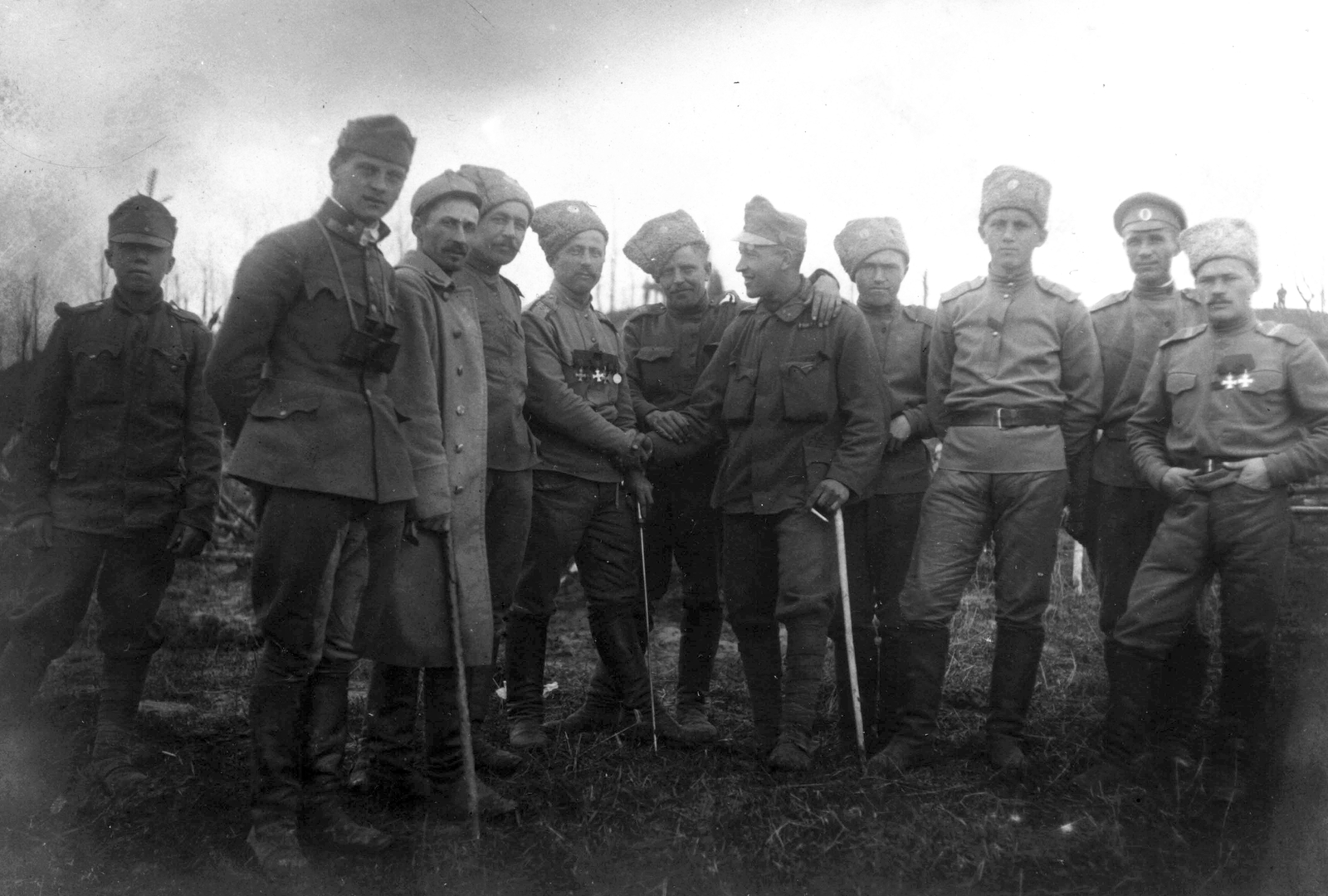 1917, Wein Sarolta, első világháború, keleti front, egyenruha, csoportkép, férfiak, hadifogoly, katona, kitüntetés, kézfogás, sétabot, gesztus, szőrmesapka, hátratett kéz, orosz katona, Fortepan #16320