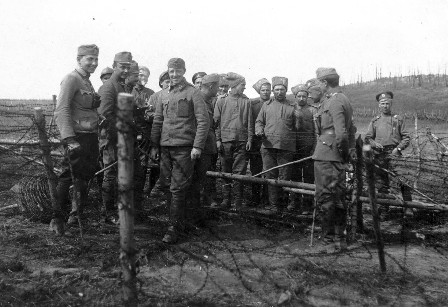 1917, Wein Sarolta, első világháború, egyenruha, csoportkép, férfiak, hadifogoly, drótakadály, kerítés, katona, szovjet katona, Fortepan #16321