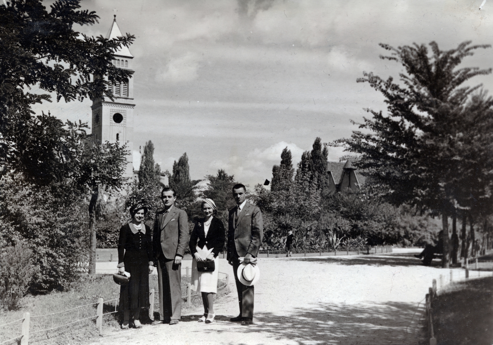 Hungary, Budapest XIX., Wekerletelep, Kós Károly (Fő) tér, háttérben balra a Munkás Szent József-templom., 1937, Gödér Hajnal, Budapest, hat in hand, tableau, Fortepan #163217