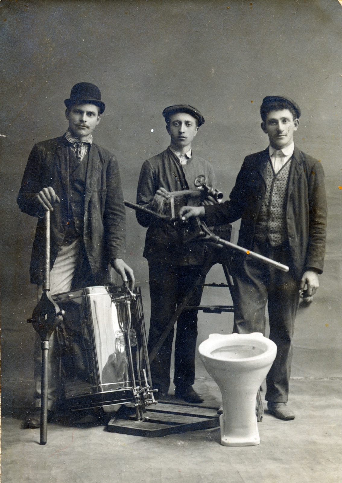 Magyarország, Budapest VI., Nagymező utcai Bádogos Ipari Tanonc Iskola., 1908, Gödér Hajnal, WC csésze, Budapest, víz és fűtésszerelő, hárman, ipar, Fortepan #163224