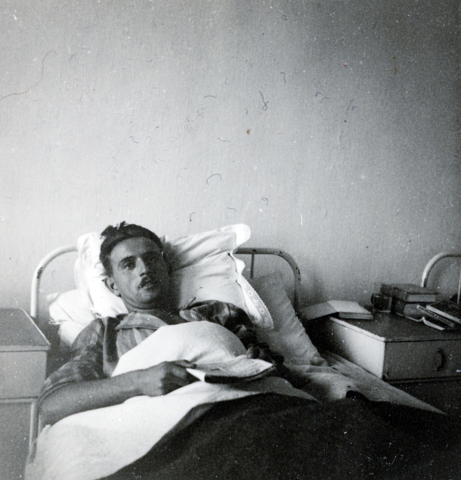 Hungary, Budapest VIII., Mária utca, a Pázmány Péter Tudományegyetem (később Semmelweis Egyetem) Klinikája., 1945, Gödér Hajnal, Budapest, man, nightgown, bed, patient care, Fortepan #163230