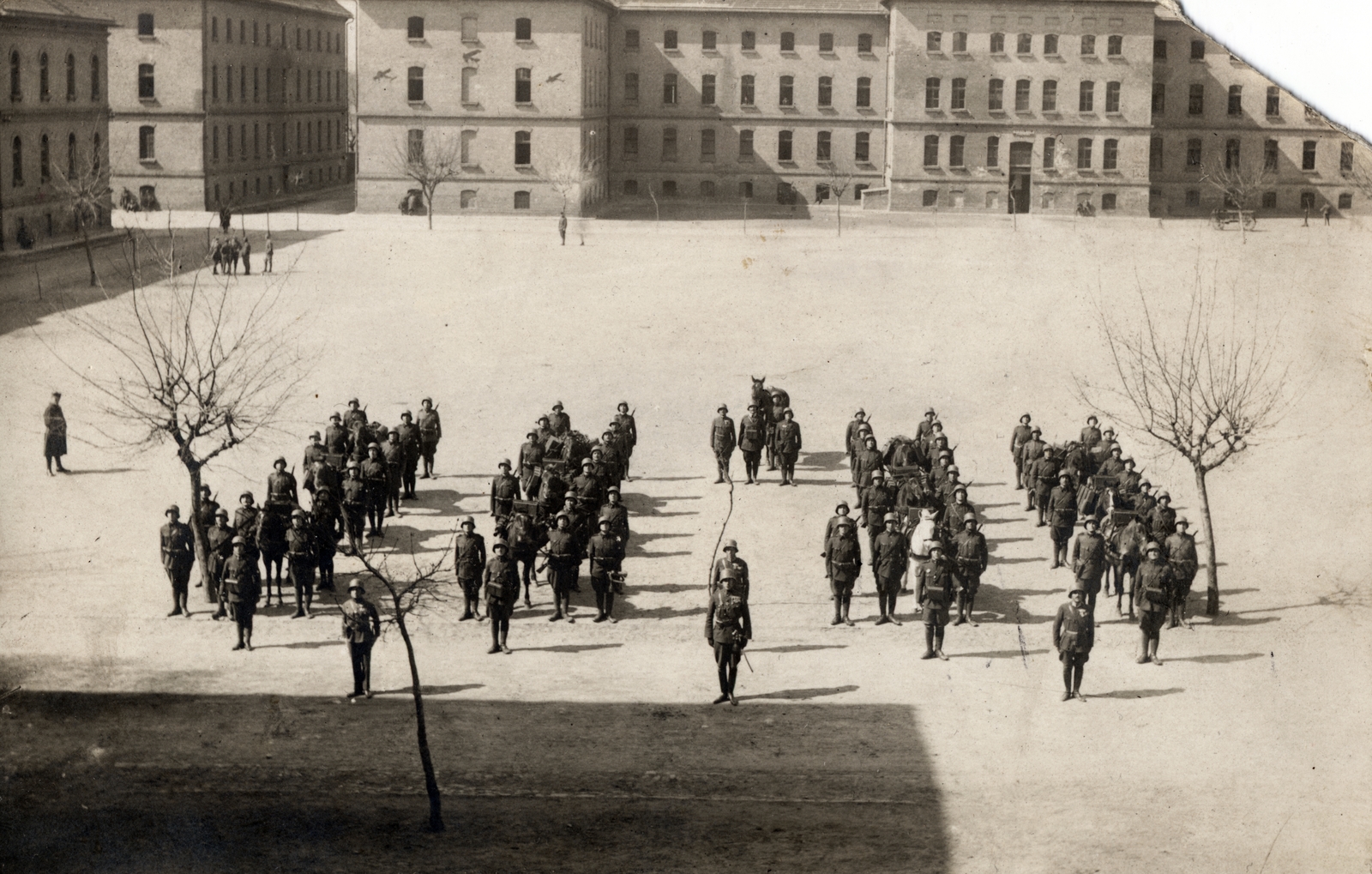 Magyarország, Budapest IX., Üllői út 133-135. Ferenc József gyalogsági laktanya., 1936, Gödér Hajnal, laktanya, sorakozó, Budapest, Fortepan #163235