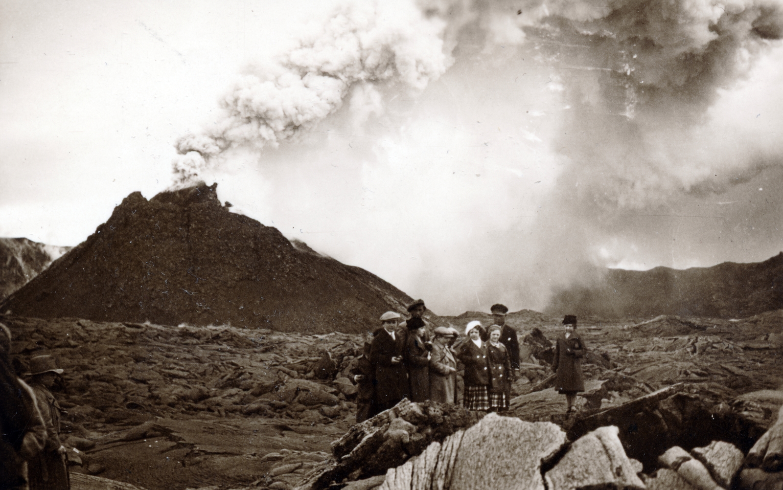 Italy, Naples, az amerikai Glaurer's Royal Midgets, liliputi emberek társulatának tagjai, európai turnéjuk során a Vezúvnál., 1932, Gödér Hajnal, volcano, Fortepan #163248