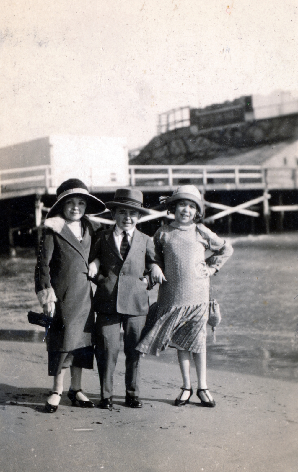 Az amerikai Glaurer's Royal Midgets, liliputi emberek társulata, európai turnén. Középen Bagi Gábor jazz zenész., 1932, Gödér Hajnal, dwarfism, three people, Fortepan #163250