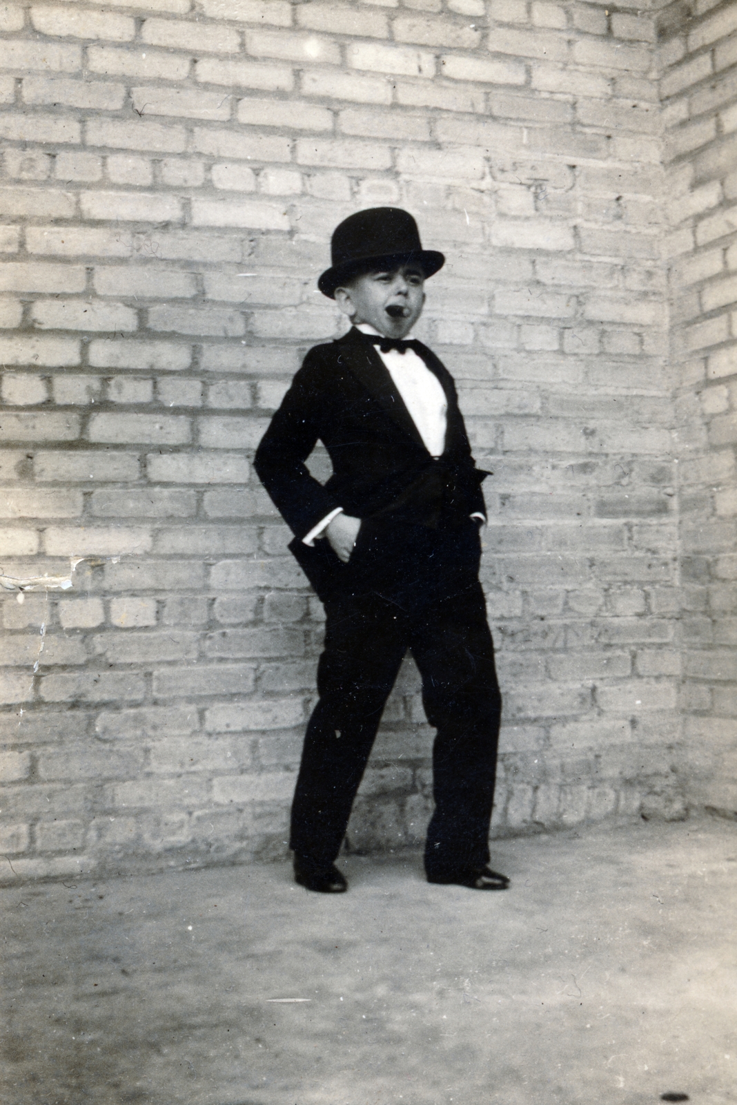 Az amerikai Glaurer's Royal Midgets, liliputi emberek társulata, európai turnén. Bagi Gábor jazz zenész., 1932, Gödér Hajnal, cigar, bowler hat, dwarfism, Fortepan #163252