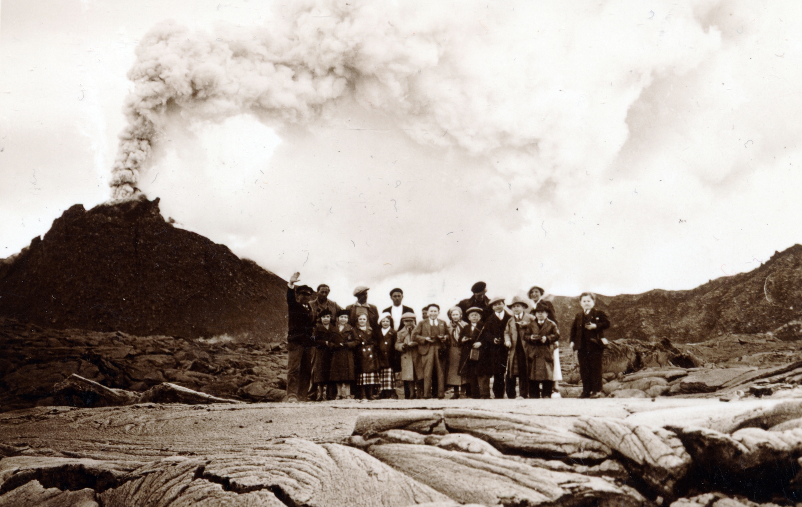 Italy, Naples, az amerikai Glaurer's Royal Midgets, liliputi emberek társulatának tagjai, európai turnéjuk során a Vezúvnál., 1932, Gödér Hajnal, volcano, Fortepan #163253