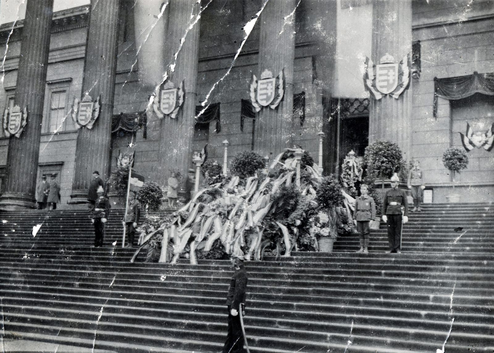 Hungary, Budapest VIII., a Magyar Nemzeti Múzeum lépcsője, Bem tábornok hamvainak ravatala. Lengyelország Törökországból, Budapesten át, lengyel szülővárosába vitette örök pihenőre a magyar szabadságharc legendás hősének hamvait., 1929, Gödér Hajnal, cop, stairs, wreath, funeral, crest, Budapest, Fortepan #163255