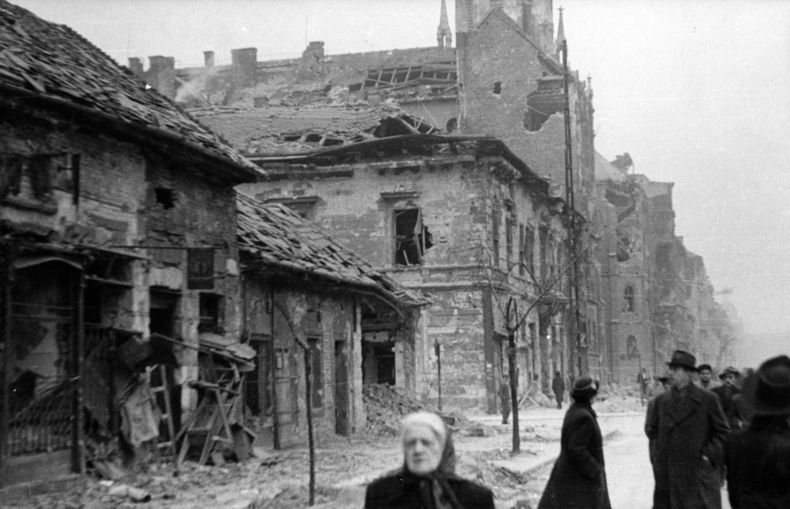 Hungary, Budapest IX., Üllői út, szemben a Viola utca és Bokréta utca közötti épületek, középen a romos ház felett az Örökimádás templom tornya látszik., 1956, Gödér Hajnal, Budapest, damaged building, Fortepan #163259