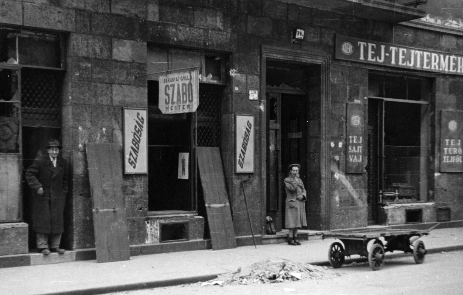 Hungary, Budapest IX., Lónyay (Szamuely) utca 39/b., 1956, Gödér Hajnal, Budapest, dairy, handbarrow, store display, tailors, Fortepan #163262