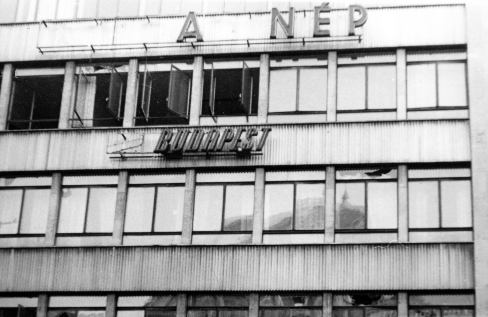 Hungary, Budapest VIII., Blaha Lujza tér, átalakított neon felirat a Szabad Nép székháza homlokzatán., 1956, Gödér Hajnal, public building, Budapest, Fortepan #163284