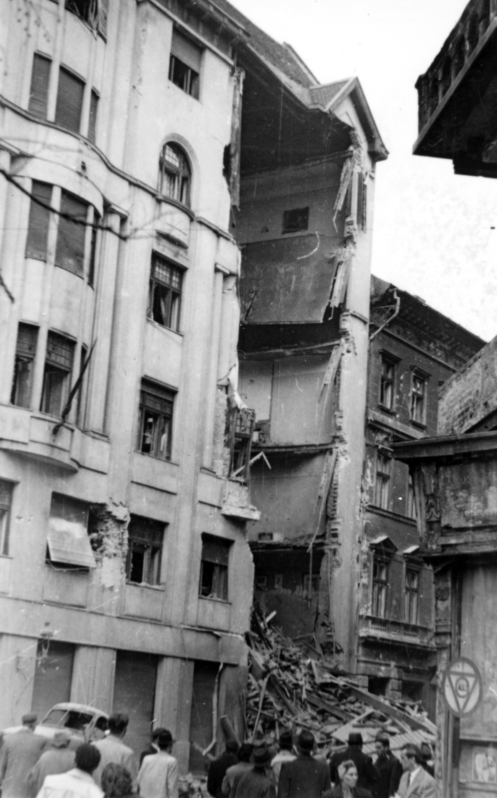 Hungary, Budapest VIII., a romos Baross utca 46. számú ház a Mária utca felől nézve., 1956, Gödér Hajnal, Budapest, damaged building, Fortepan #163285