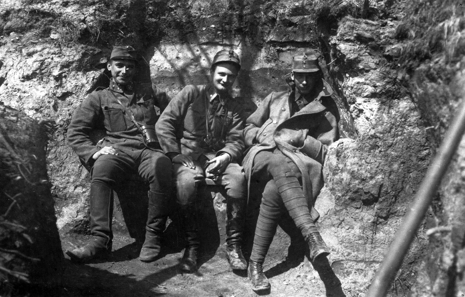 1917, Wein Sarolta, első világháború, lövészárok, egyenruha, csoportkép, férfiak, távcső, katona, lábtekercs, átvetett láb, Fortepan #16329