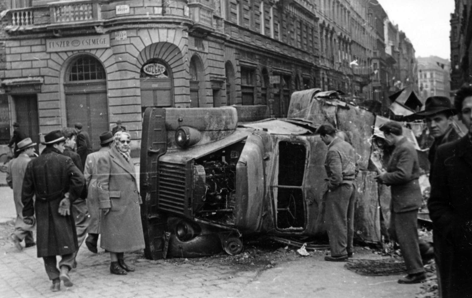 Hungary, Budapest VIII., járműroncs a Krúdy utca - Rökk Szilárd utca sarkánál., 1956, Gödér Hajnal, Budapest, gaping, Közért Company, sign-board, pedestrian, commercial vehicle, wreck, revolution, GAZ 63, Fortepan #163294