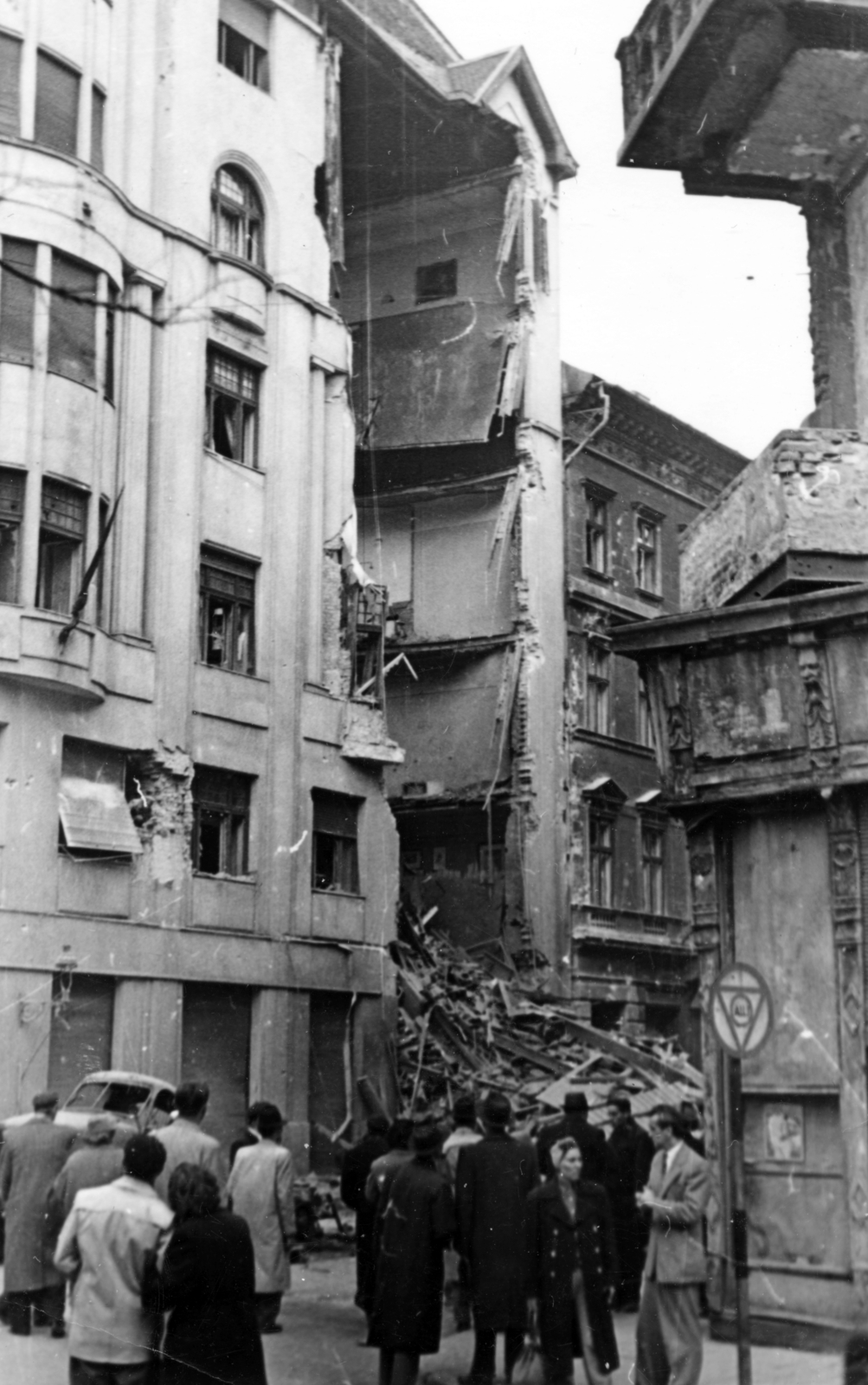 Hungary, Budapest VIII., a romos Baross utca 46. számú ház a Mária utca felől nézve., 1956, Gödér Hajnal, Budapest, gaping, damaged building, Fortepan #163296