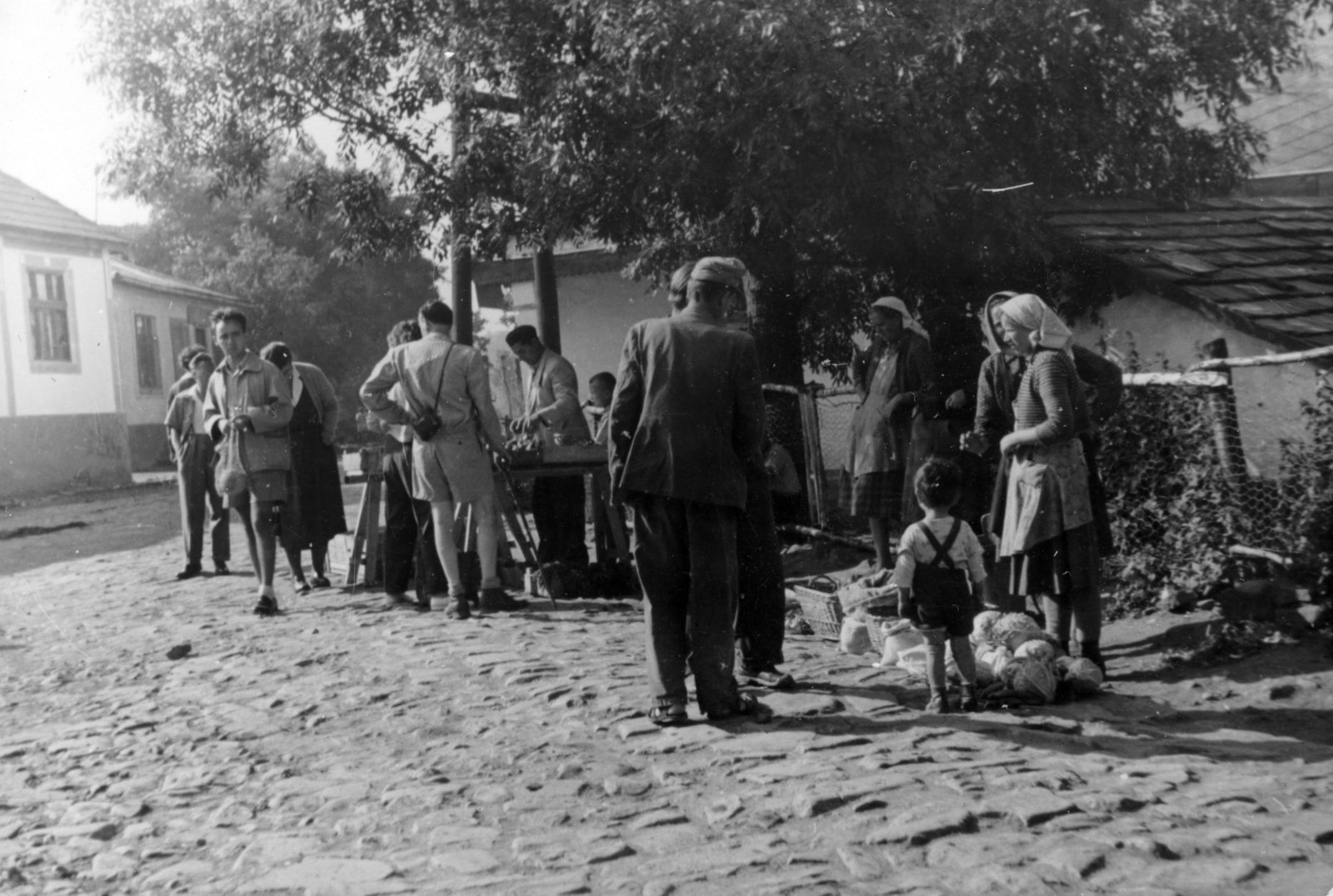 Hungary, Mátraszentimre, piac a Deák Ferenc utca és Szabadság utca sarkán., 1951, Fortepan/Album043, costermonger, market, freestone, Fortepan #163312
