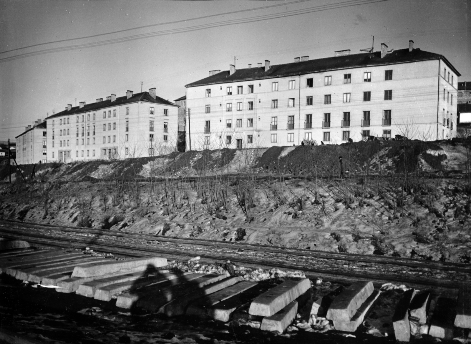 Hungary, Komló, az iparvágányokon túl a Zrinyi Miklós utca házsora., 1953, Hegybíró család, blocks, rails, Fortepan #163326