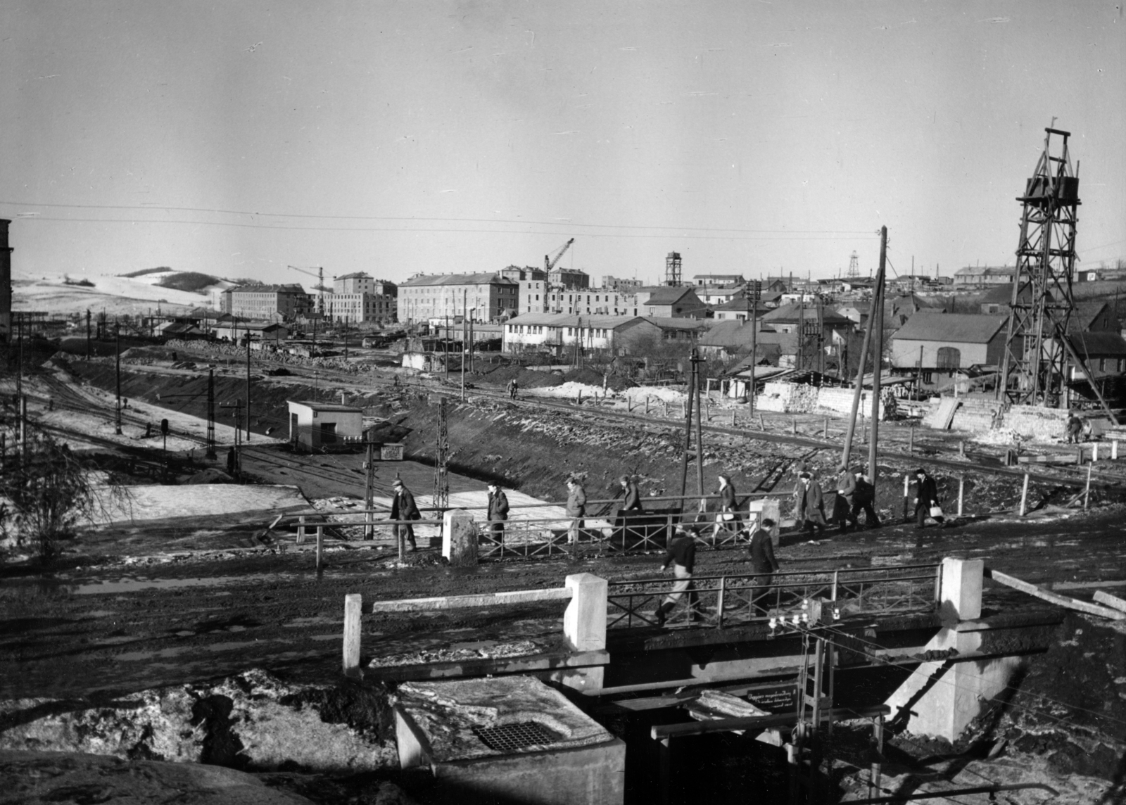 Hungary, Komló, Pécsi út, híd a vasút felett, távolban a Kossuth Lajos utca épületei., 1953, Hegybíró család, picture, overpass, railway, Fortepan #163327