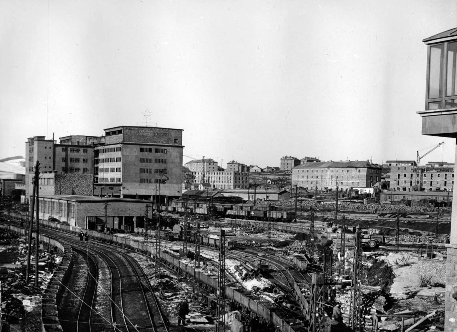 Hungary, Komló, az altárói pályaudvar és a szénosztályozó a Pécsi út felől nézve., 1953, Hegybíró család, modern architecture, railway cart, train station, trunk, rail, transloading facility, rails, Fortepan #163329