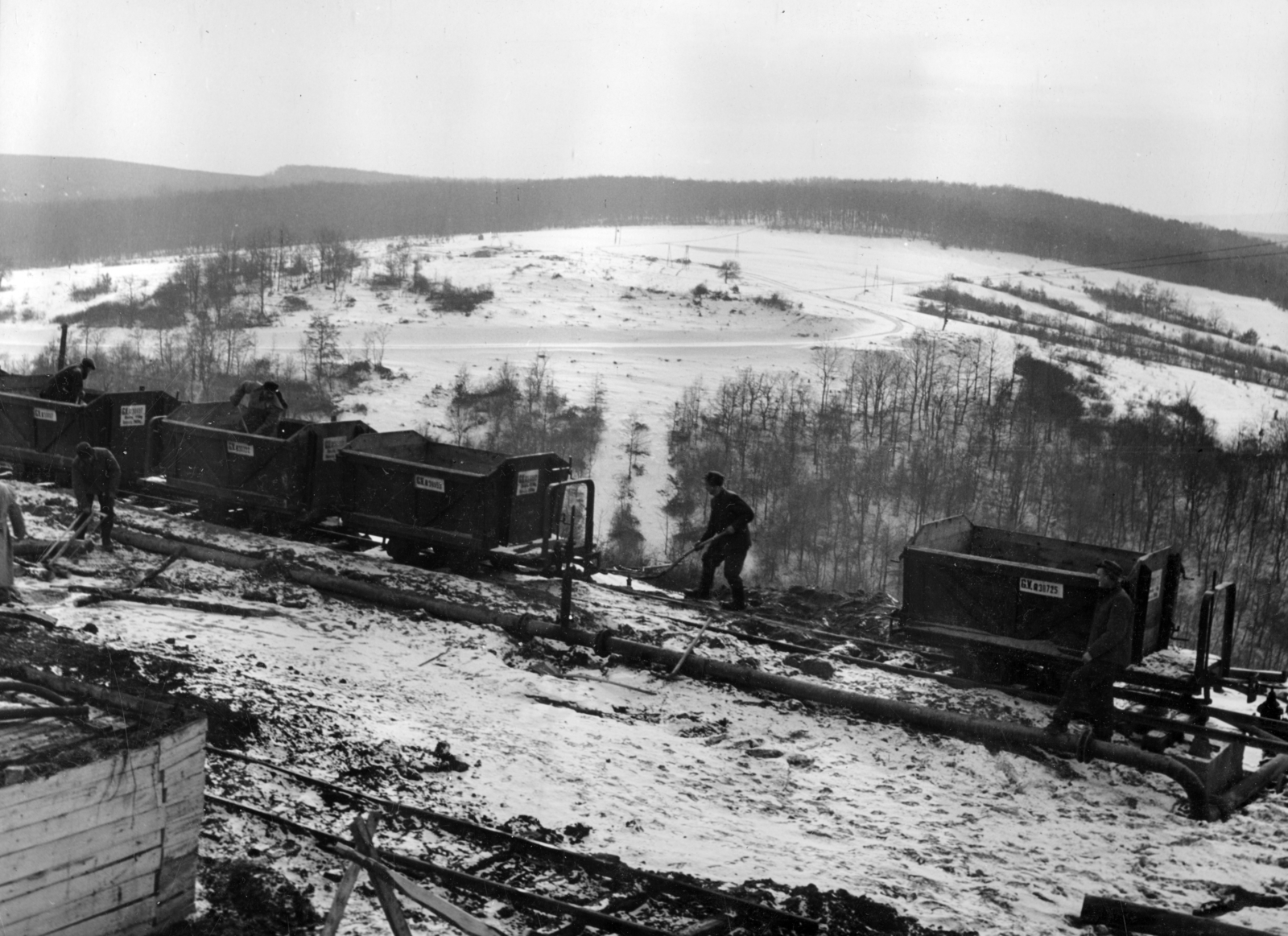 Hungary, Komló, III. akna, szemben a Koszonya-tető., 1953, Hegybíró család, railway cart, coal mine, Fortepan #163338