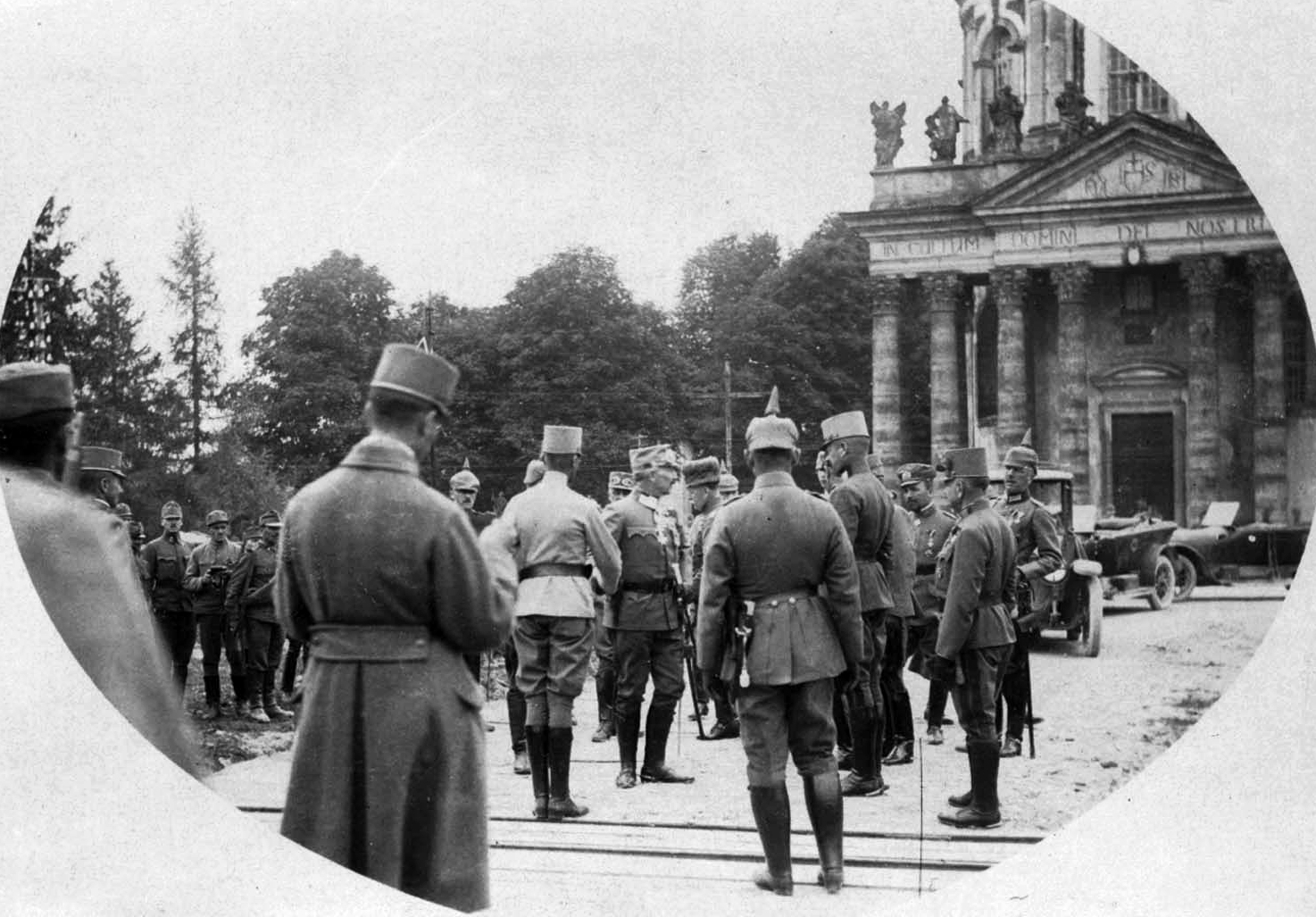 Ukrajna, Pidhirci, (ekkor Podhorce), Szent József-templom a kastély kertjében. Középen II. Vilmos német császár., 1917, Wein Sarolta, első világháború, keleti front, templom, barokk-stílus, katona, katolikus, automobil, Fortepan #16335