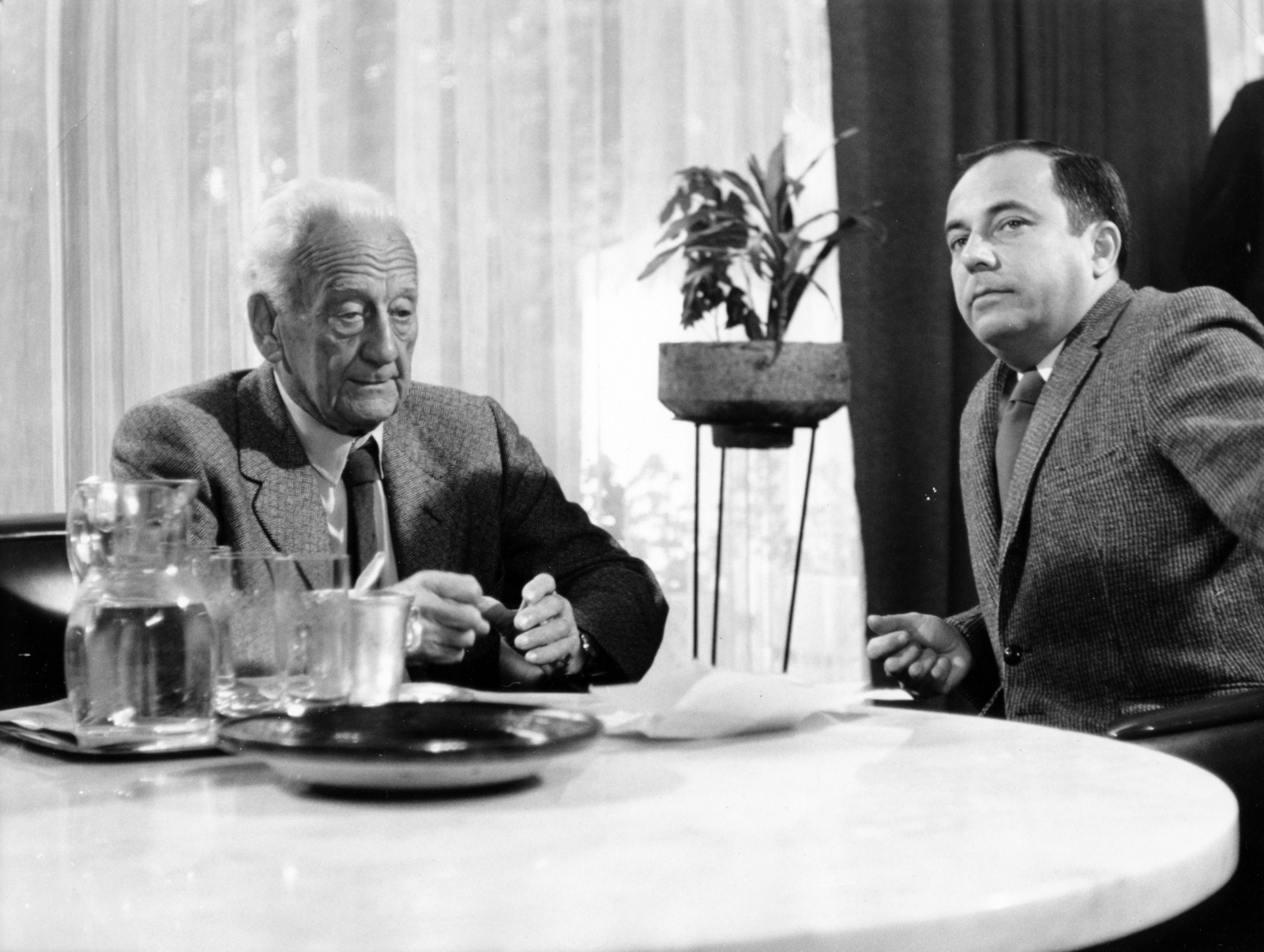 Hungary, Margit Islands, Budapest, Margitszigeti Nagyszálló, hall. Balra Szent-Györgyi Albert, Nobel-díjas és Kossuth-díjas orvos, biokémikus. A professzorról készülő televíziós portréfilm felvétele, a riporter Vitray Tamás., 1973, Bakos László, Fortepan #163363