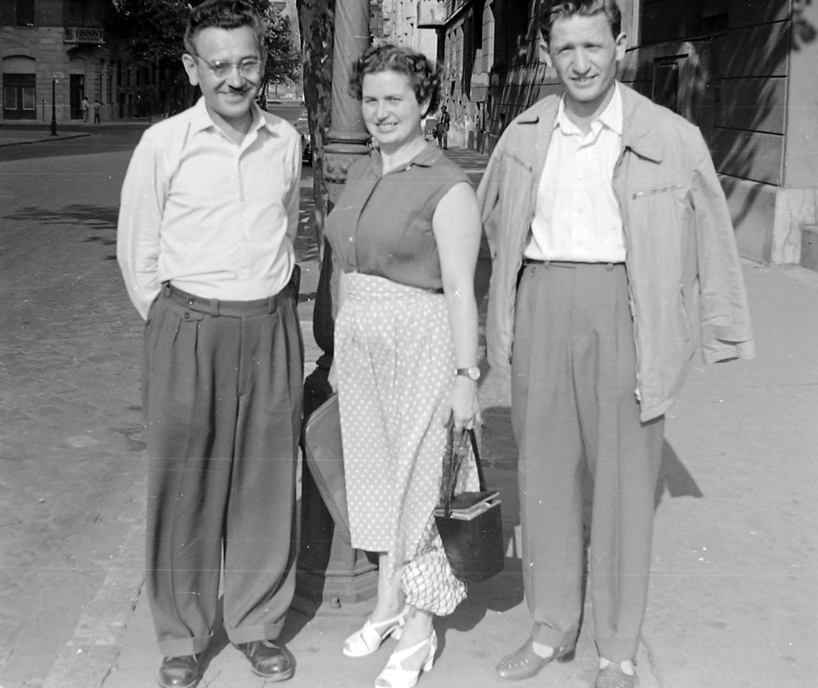 Hungary, Budapest IX., Bakáts utca a Bakáts tér felé nézve., 1958, Kurutz Márton, tableau, men, street view, glasses, wrist watch, handbag, lady, skirt, sandal, Budapest, blouse, Fortepan #16344