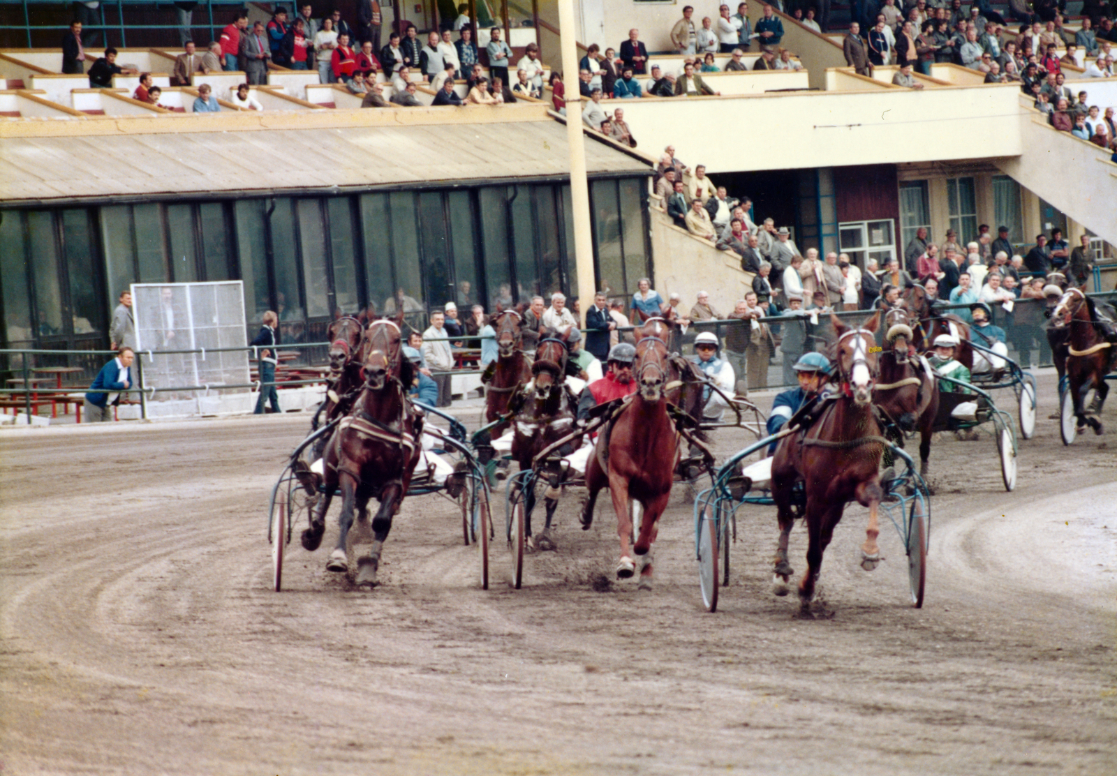 Hungary, Budapest VIII., Kerepesi úti Ügetőpálya, háttérben az I. helyi tribün., 1986, Kopátsy Sándor, Budapest, harness racing, colorful, Fortepan #163466