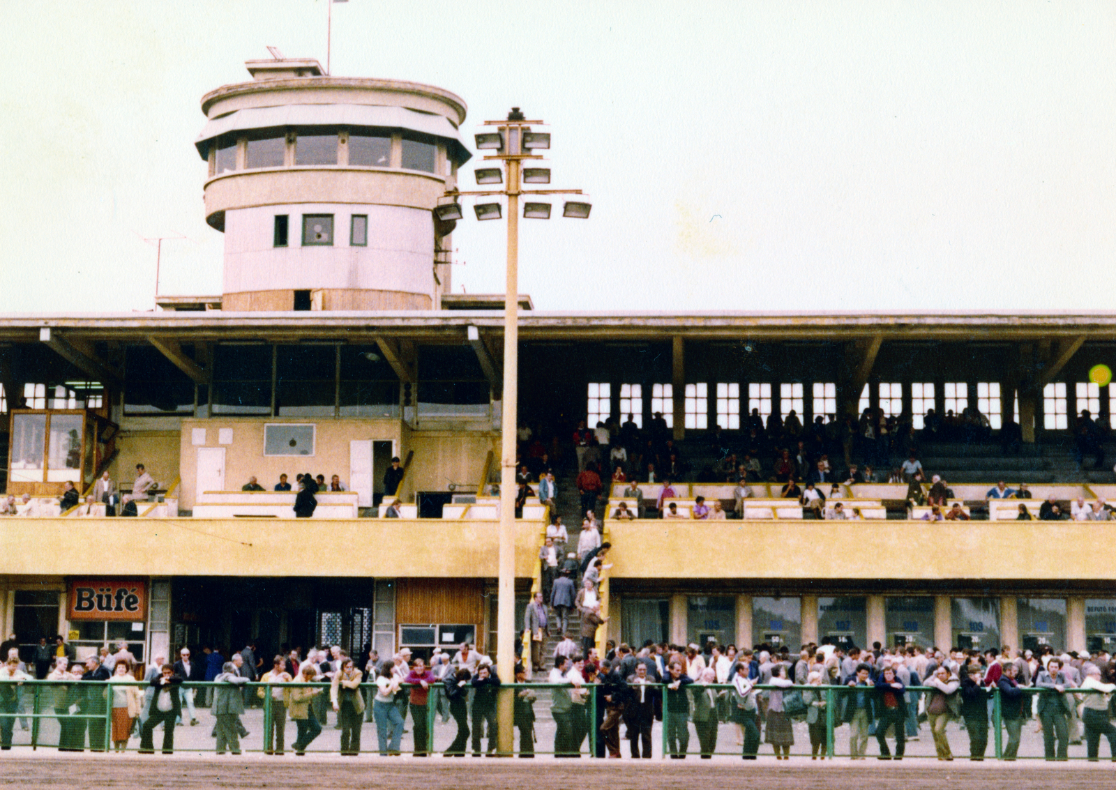 Hungary, Budapest VIII., Kerepesi úti Ügetőpálya, háttérben az I. helyi tribün., 1986, Kopátsy Sándor, Budapest, colorful, Fortepan #163470