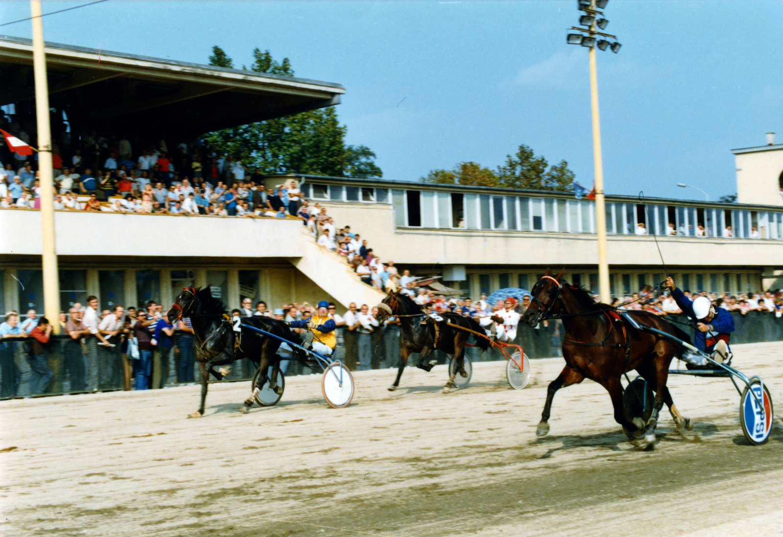 Magyarország, Budapest VIII., Kerepesi úti Ügetőpálya, háttérben balra az I. helyi tribün., 1987, Kopátsy Sándor, Budapest, színes, Fortepan #163491