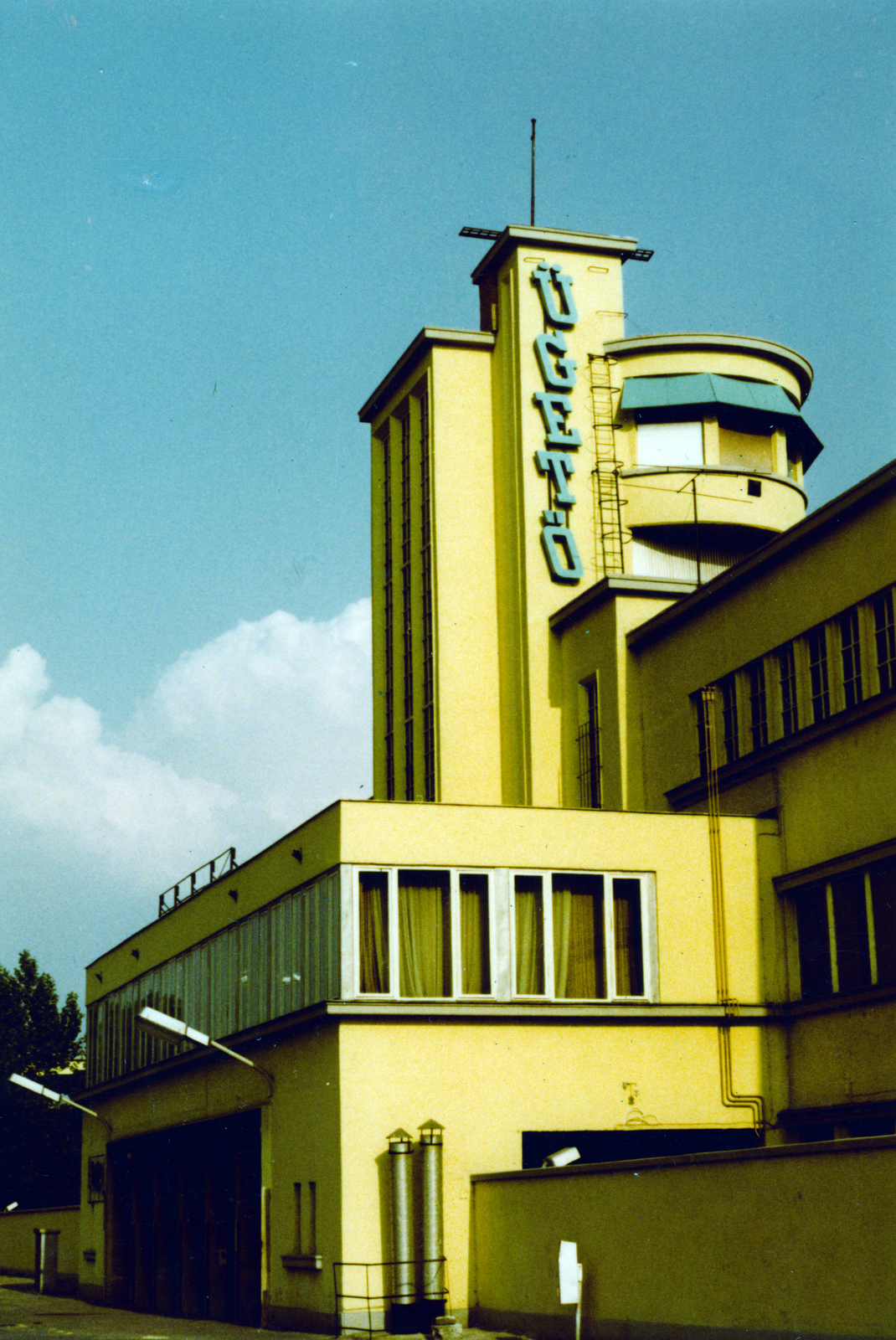 Magyarország, Budapest VIII., Kerepesi úti Ügetőpálya, az I. helyi tribün Kerepesi út felőli hátsó homlokzata., 1983, Kopátsy Sándor, színes, lóverseny, Budapest, Fortepan #163495