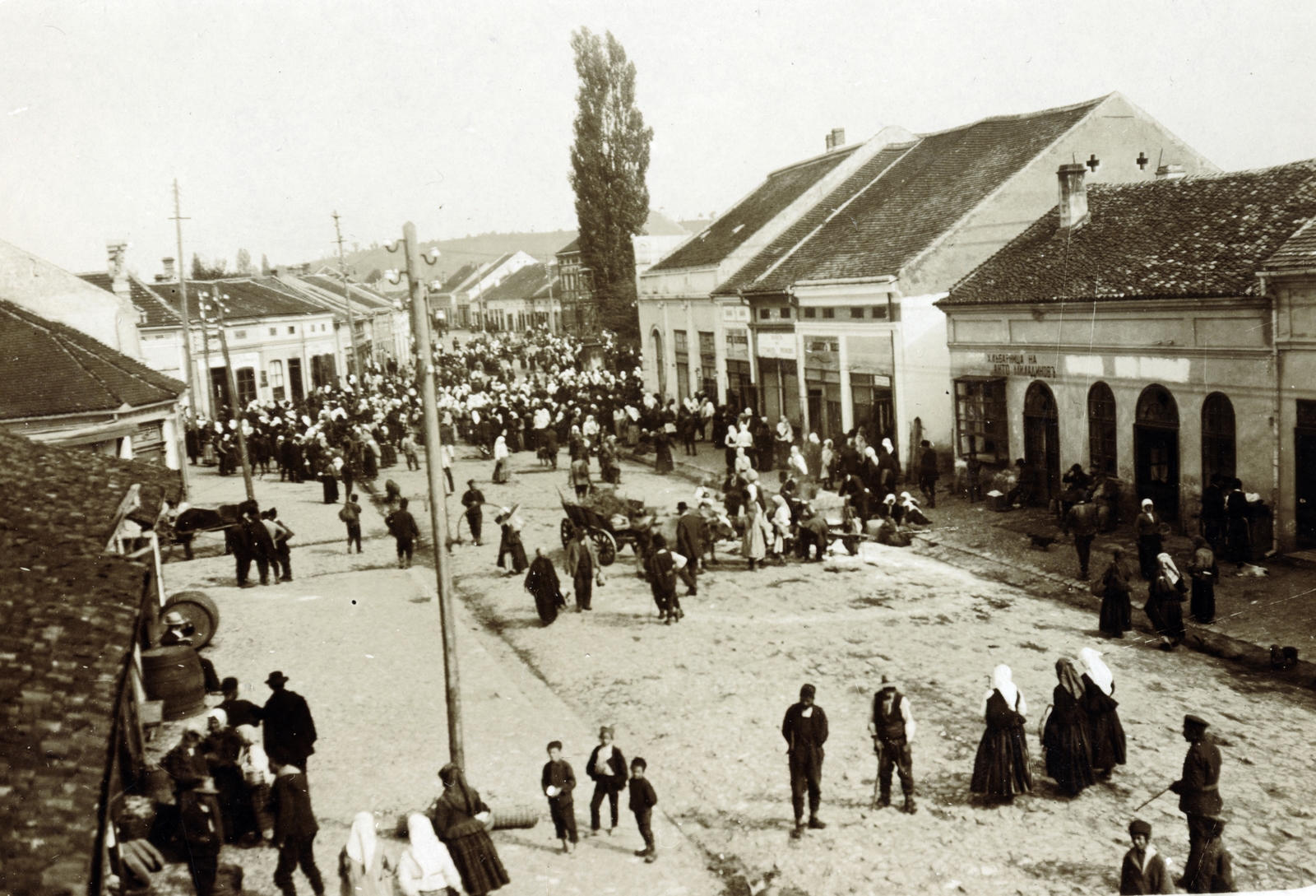 Serbia, Paraćin, Vožda Karađorđa az ulica Kralja Petra Prvog felé nézve, piac., 1916, Wittner Lucia, Fortepan #163507