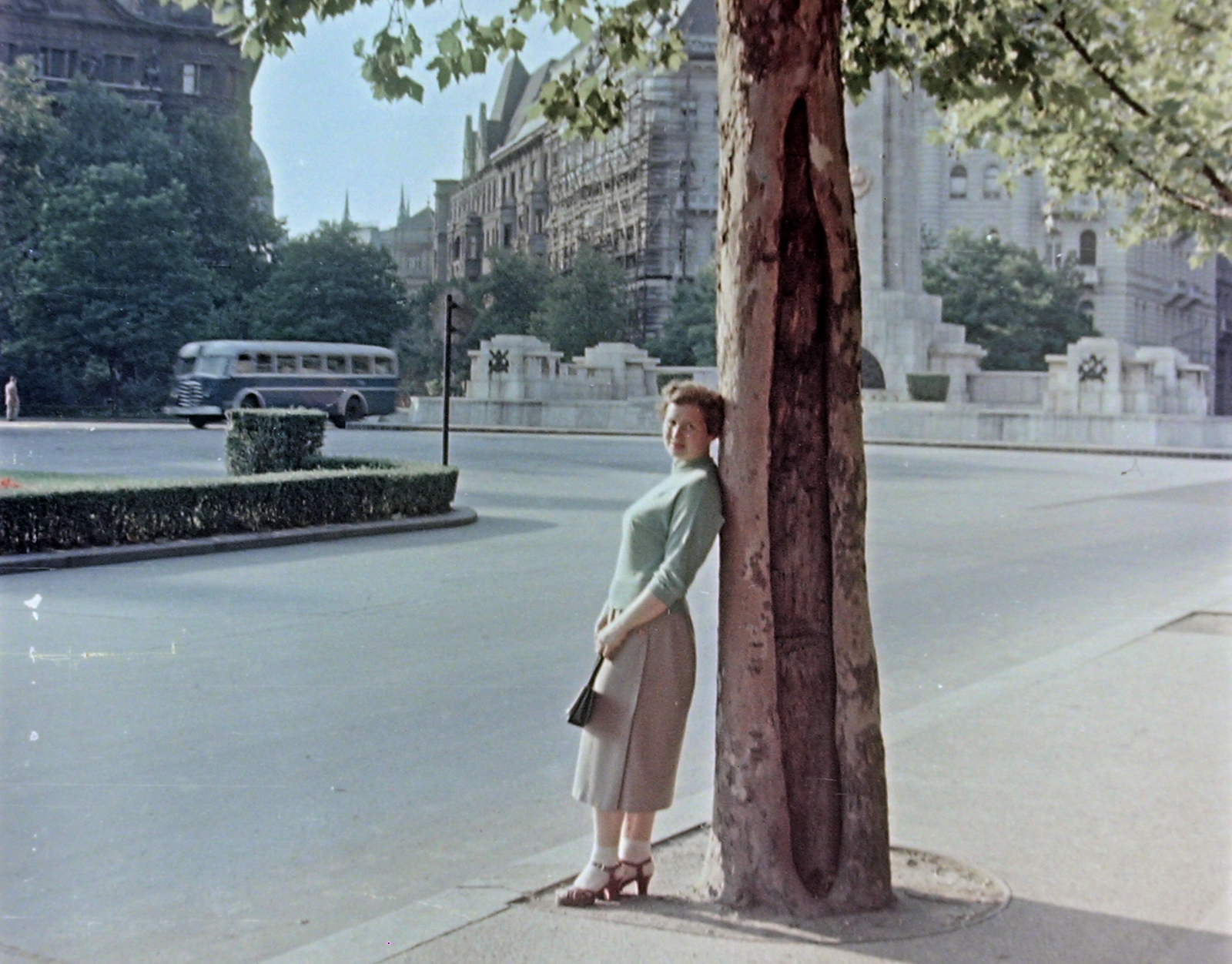 Hungary, Budapest V., Szabadság tér., 1957, Kurutz Márton, portrait, colorful, bus, MÁVAG-brand, Budapest, Fortepan #16357