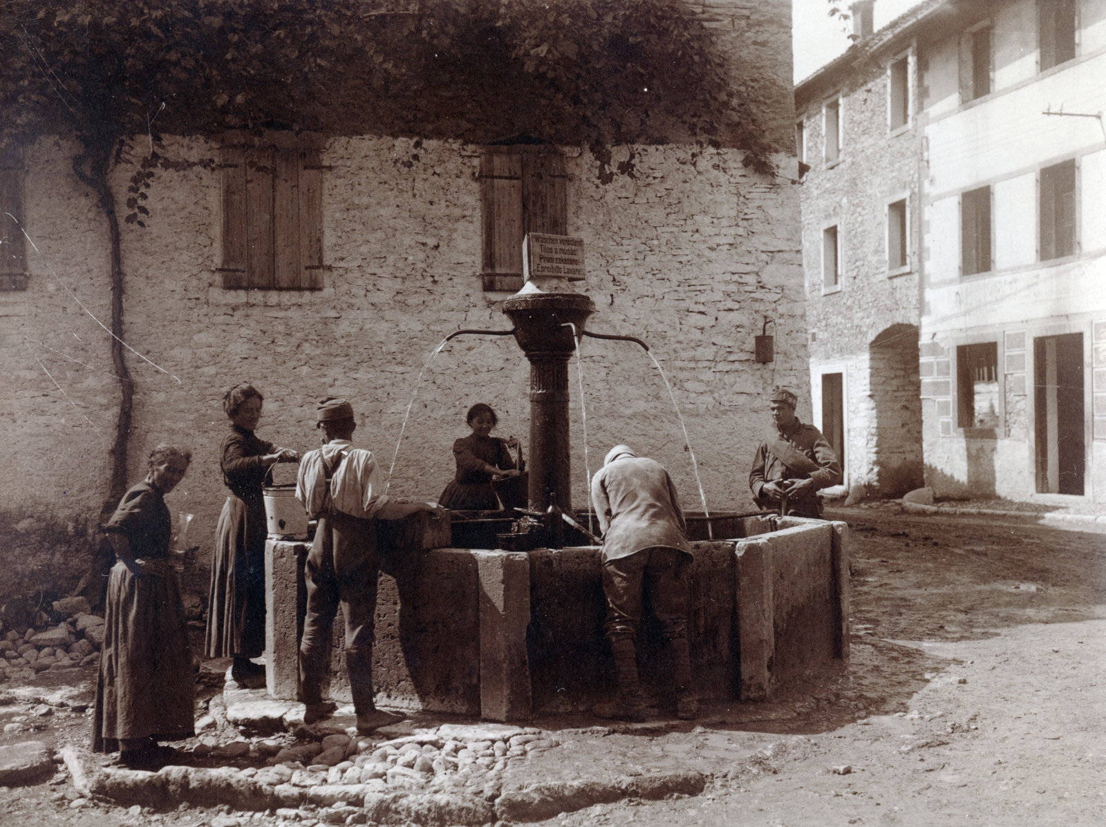 Italy, Arsiè, kút a Via G. Fusinato - Via Crociera kereszteződésénél., 1918, Wittner Lucia, Fortepan #163575