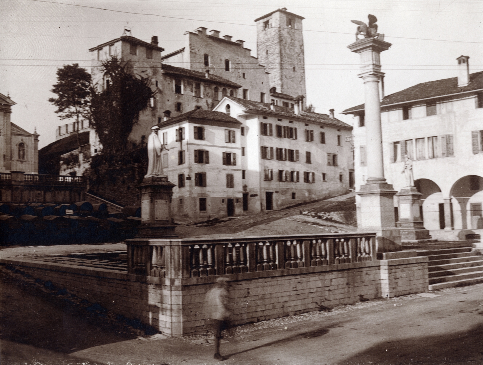 Italy, Feltre, Piazza Maggiore, háttérben az Alboino kastély., 1918, Wittner Lucia, Fortepan #163595