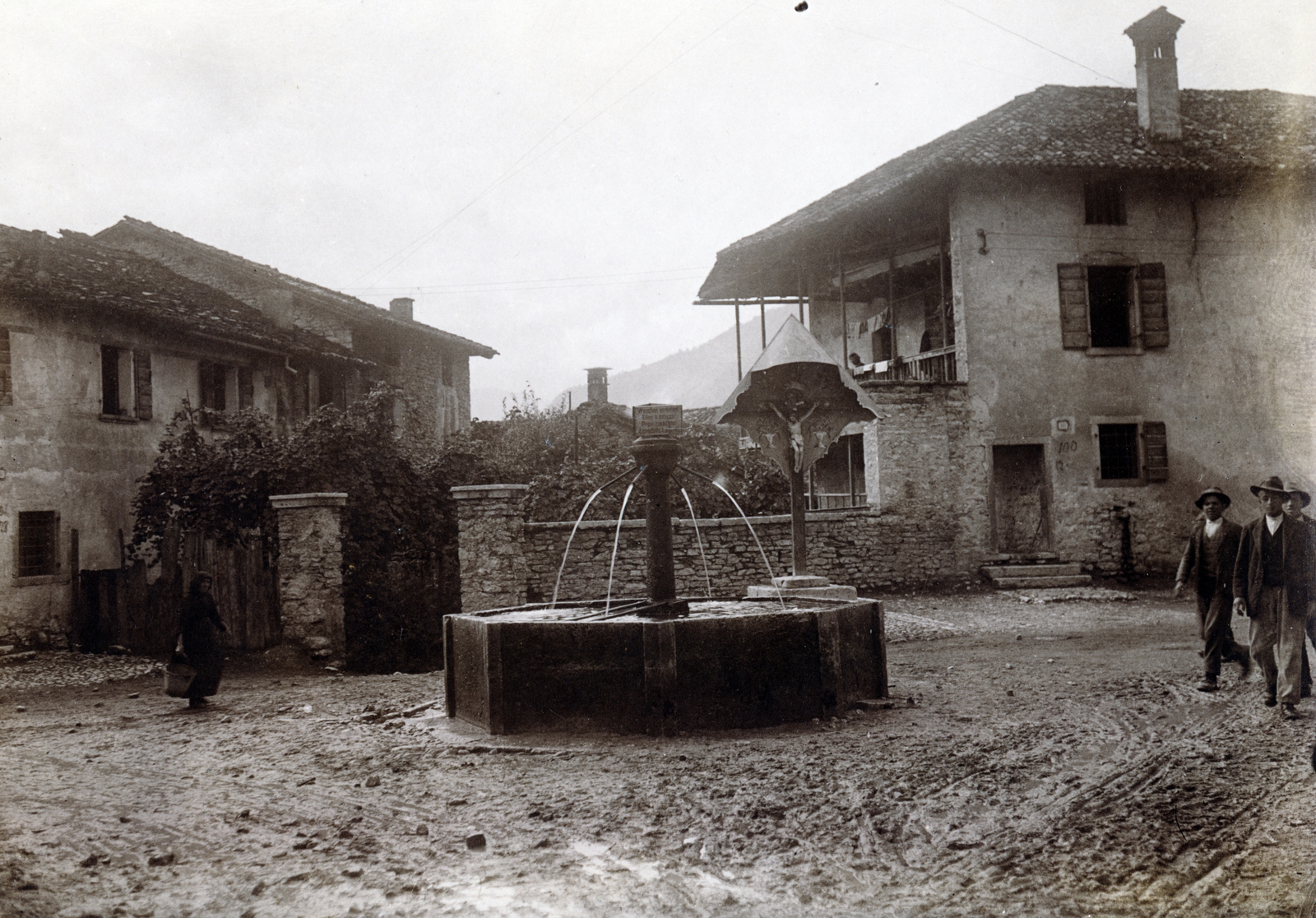 Italy, Arsiè, kút a Via G. Fusinato - Via Crociera kereszteződésénél., 1918, Wittner Lucia, drinking fountain, cross, Fortepan #163599