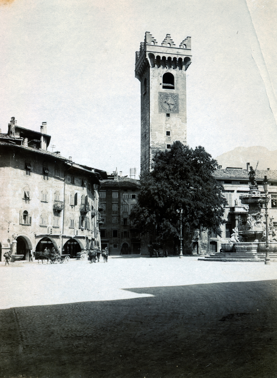 Olaszország, Trento, Dóm tér, balra a Cazuffi-Rella ház (Case Cazuffi-Rella), jobbra a Neptun-kút mögött a Torre Civica és a Palazzo Pretorio., 1918, Wittner Lucia, Fortepan #163605