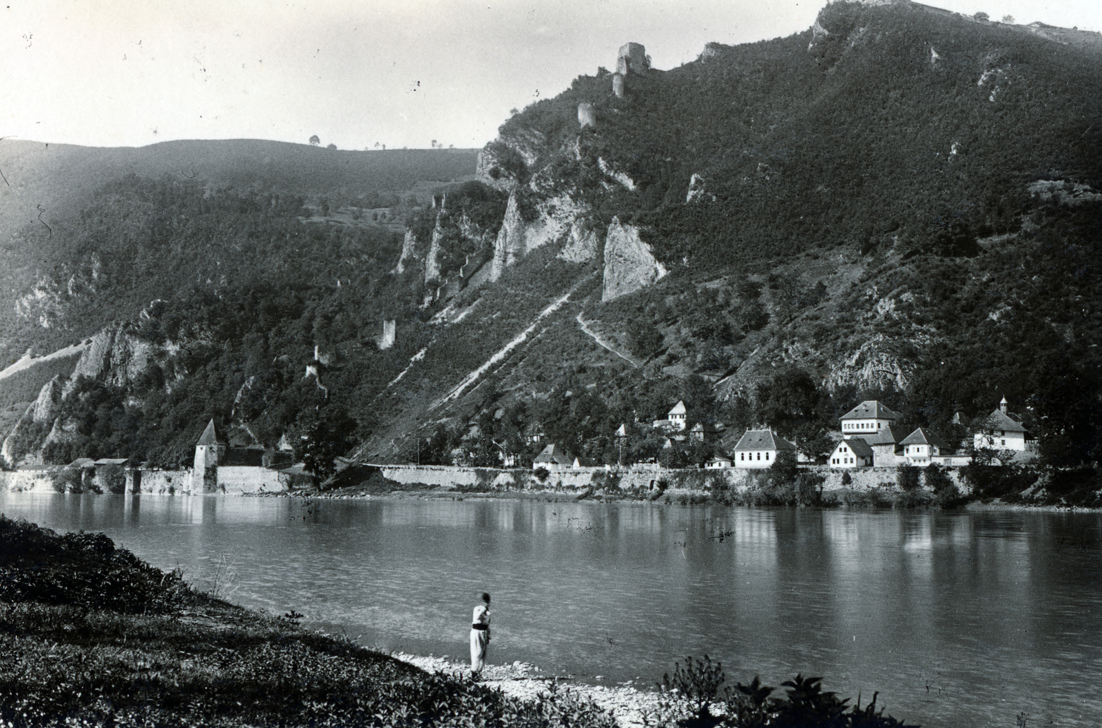 Bosznia-Hercegovina, Zvornik, a Drina folyó völgye. Balra a városkapu, a hegytetőn a Đurđev erőd, jobbra Zvornik óvárosa., 1916, Wittner Lucia, Fortepan #163616