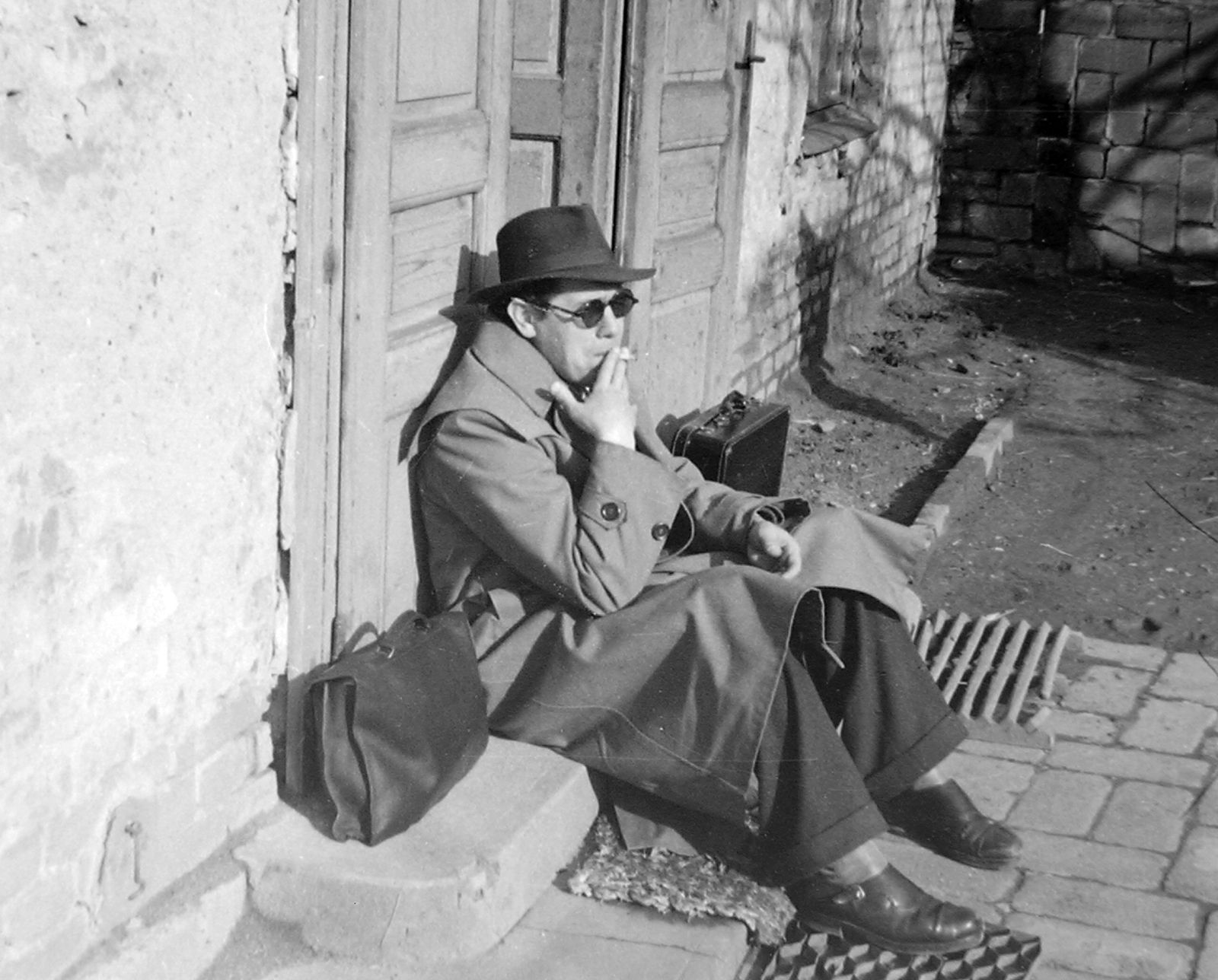 1957, Kurutz Márton, portrait, hat, cigarette, smoking, yard, suitcase, shades, door, briefcase, man, door mat, door grille, sitting on stairs, Fortepan #16362