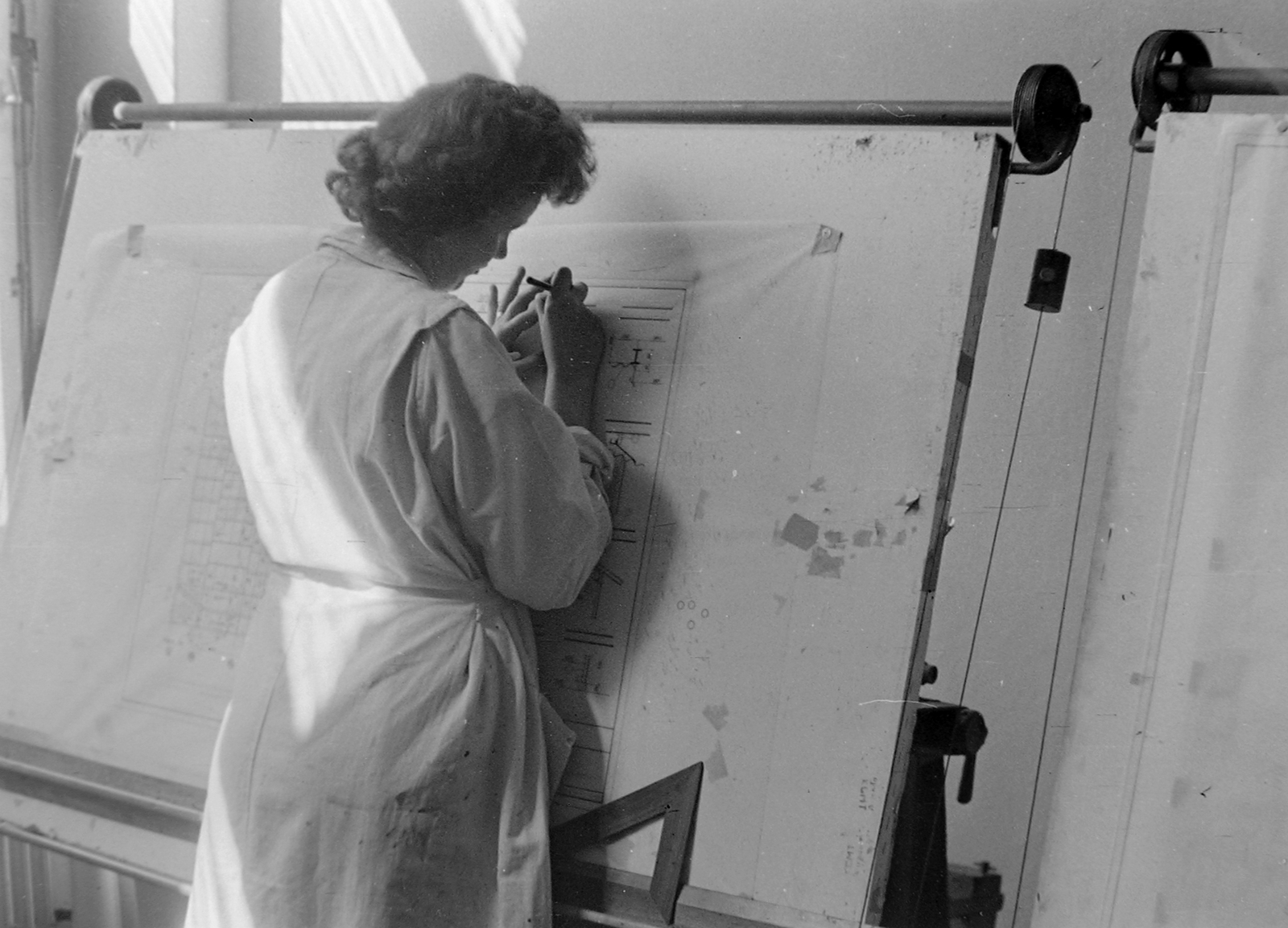 Hungary, Budapest I., Krisztina körút 55., KGMTI (Kohó-és Gépipari Minisztérium Tervező Irodái)., 1957, Kurutz Márton, portrait, workplace, designer, interior, lady, ruler, plotter, Budapest, cloak, Fortepan #16364