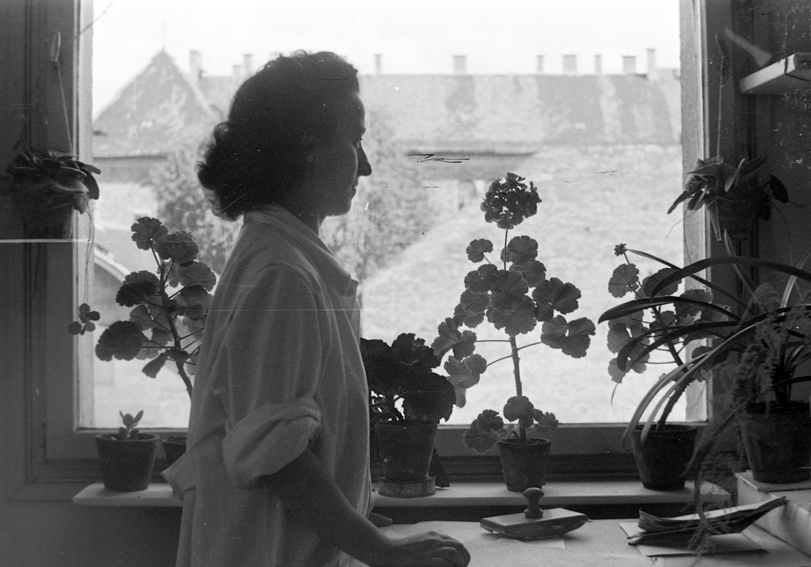 Magyarország, Budapest I., Krisztina körút 55., KGMTI (Kohó-és Gépipari Minisztérium Tervező Irodái)., 1957, Kurutz Márton, portré, munkahely, ablak, enteriőr, dísznövény, hölgy, itatós, Budapest, köpeny, Fortepan #16365