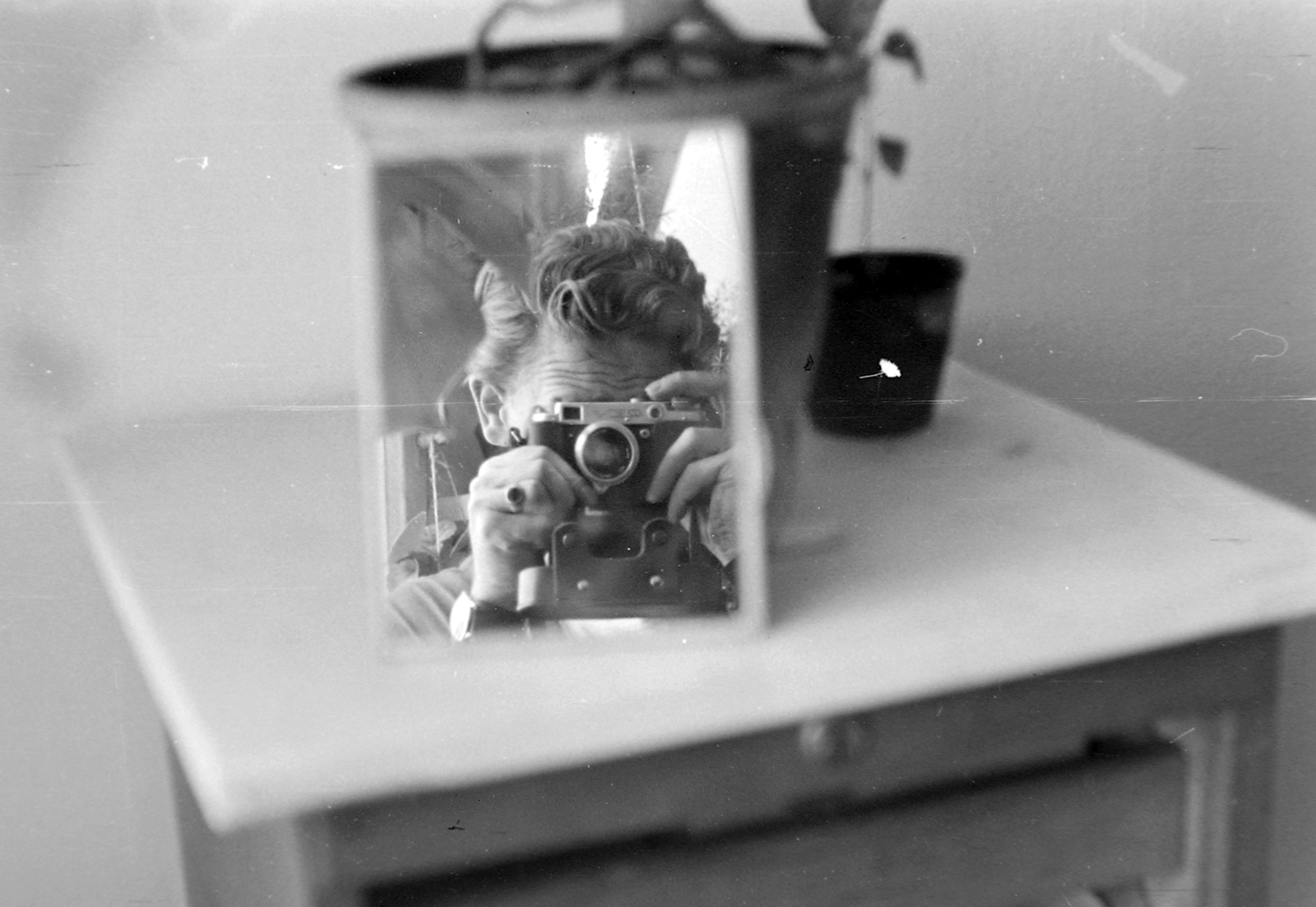 A tükörben FED 2 fényképezőgép látszik., 1957, Kurutz Márton, tükörkép, szovjet gyártmány, tükör, fényképezőgép, fotózás, FED-márka, FED 2, önarckép, Fortepan #16366