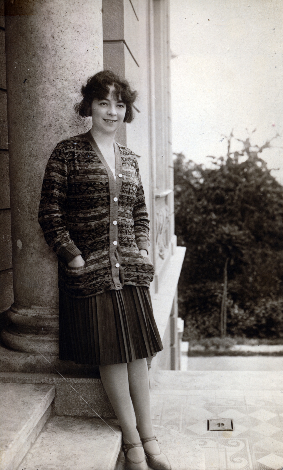 1925, Suzanne Lorant, leaning, pleated skirt, cardigan, lady, Fortepan #163710