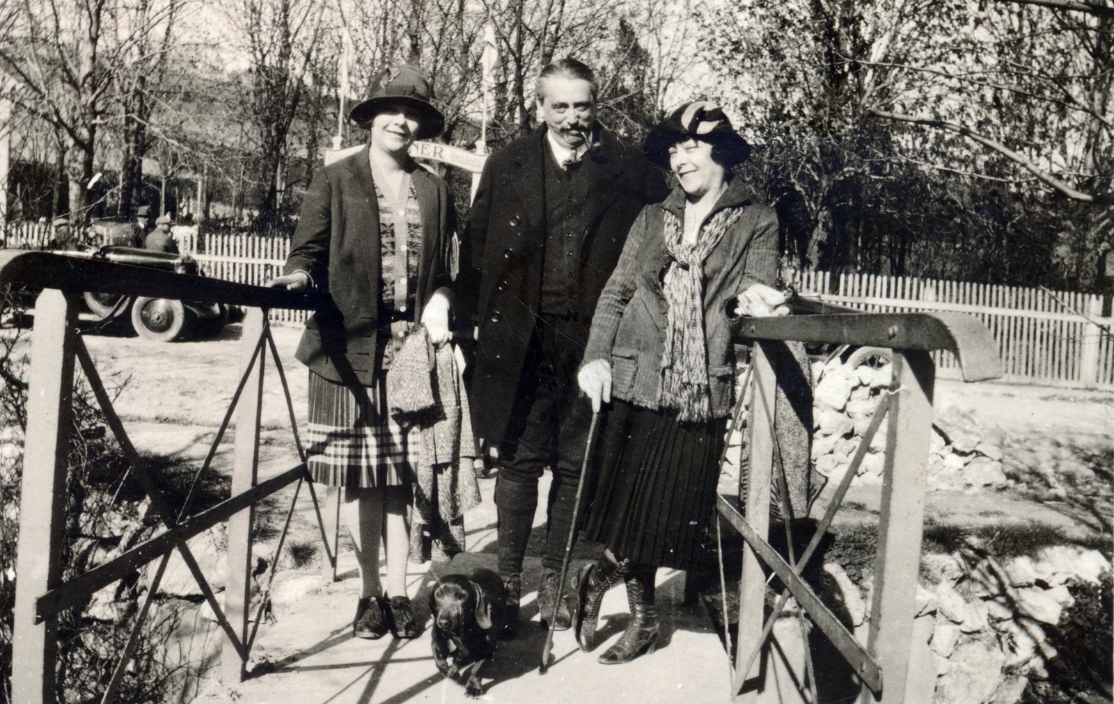 Hungary, Budapest II., Máriaremetei út, híd az Ördög-árok felett, háttérben a Wippner vendéglő., 1928, Suzanne Lorant, Budapest, dog, three people, railing, bridge, Fortepan #163719